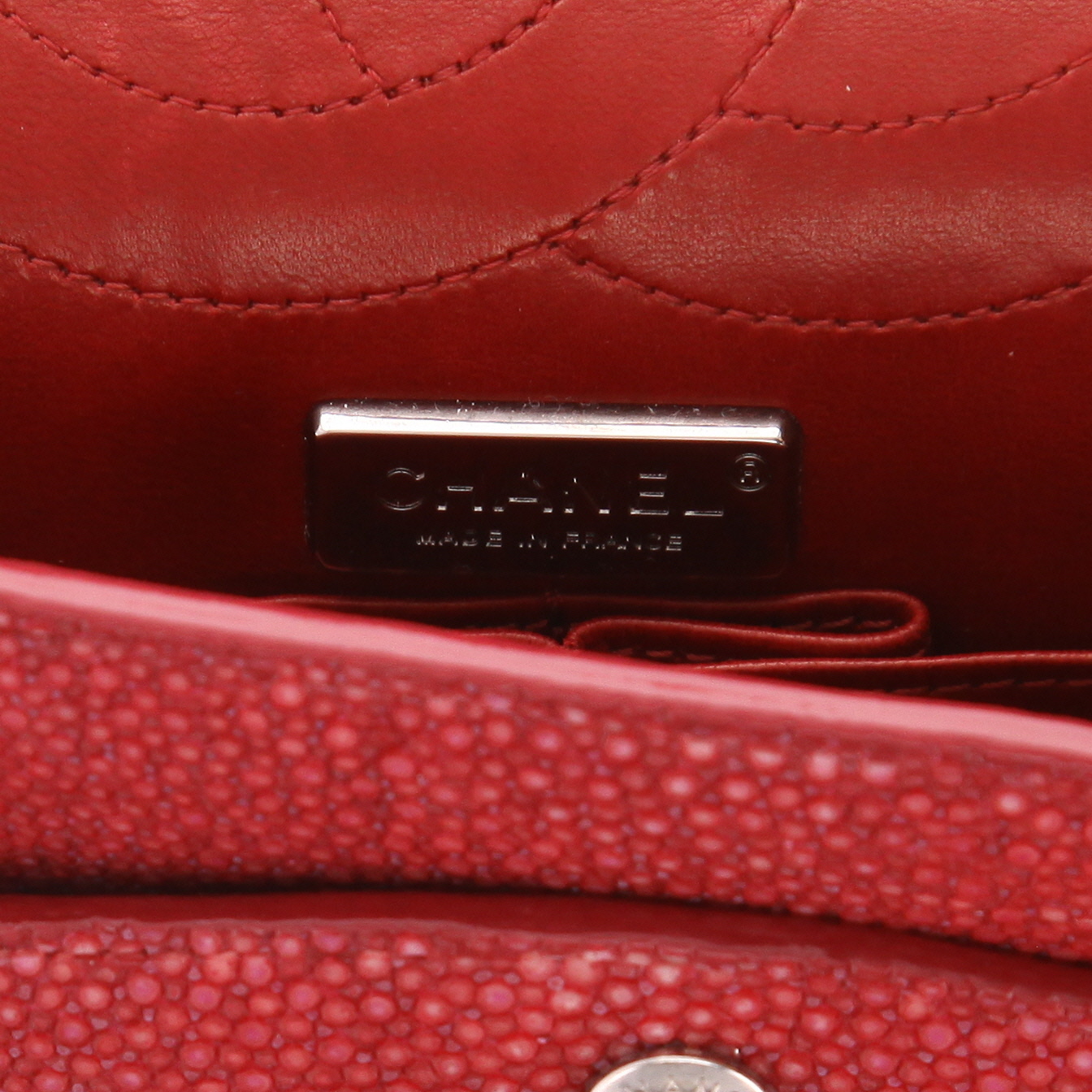 Sac bandoulière Chanel  2.55 en galuchat rouge - Detail D2
