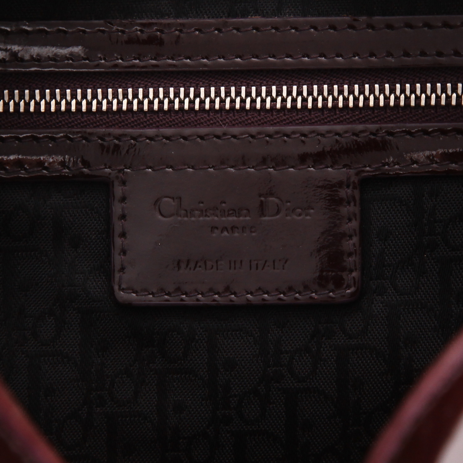 Dior  Lady Dior handbag  in plum patent leather - Detail D2