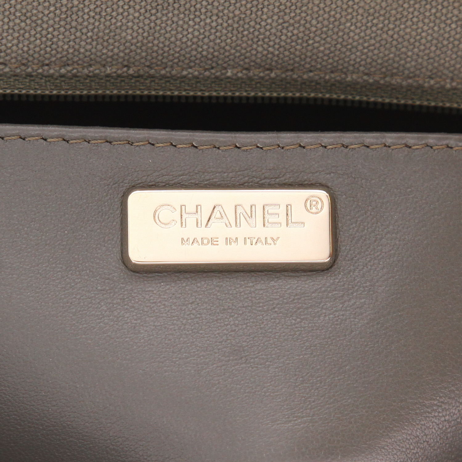 Bolso de mano Chanel  Timeless en lona gris y lentejuelas - Detail D2