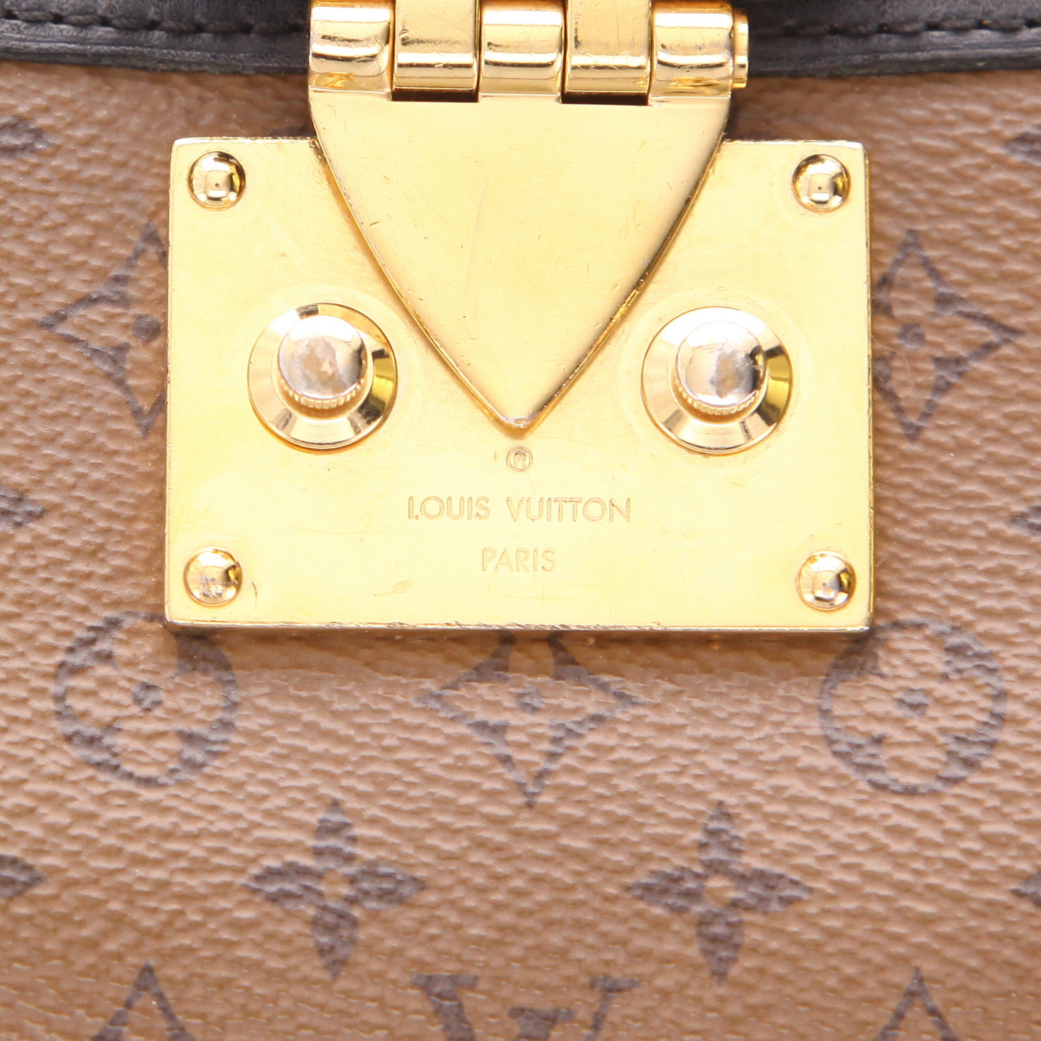 Bolso bandolera Louis Vuitton  Trunk Clutch en lona Monogram marrón y cuero negro - Detail D2