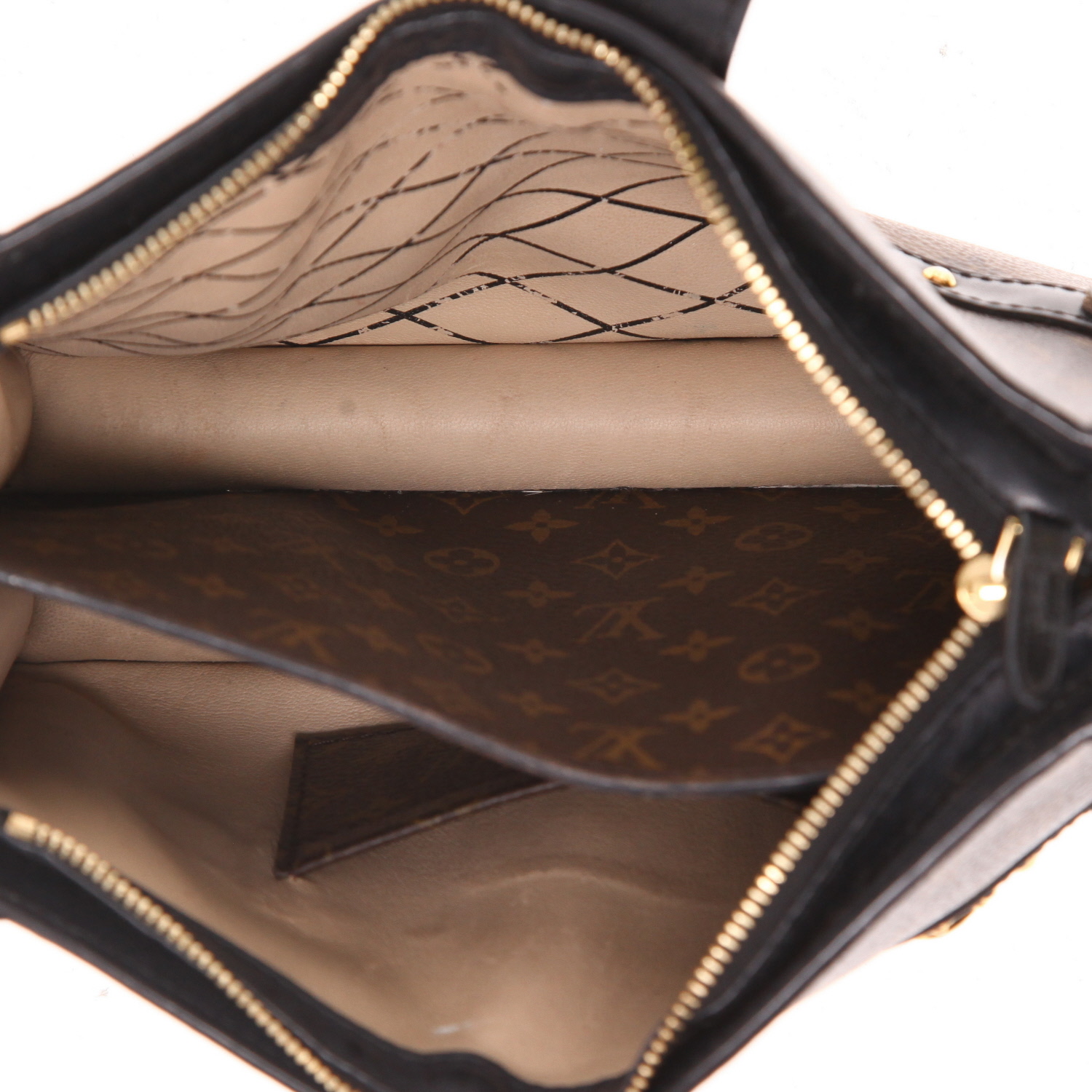 Bolso bandolera Louis Vuitton  Trunk Clutch en lona Monogram marrón y cuero negro - Detail D4