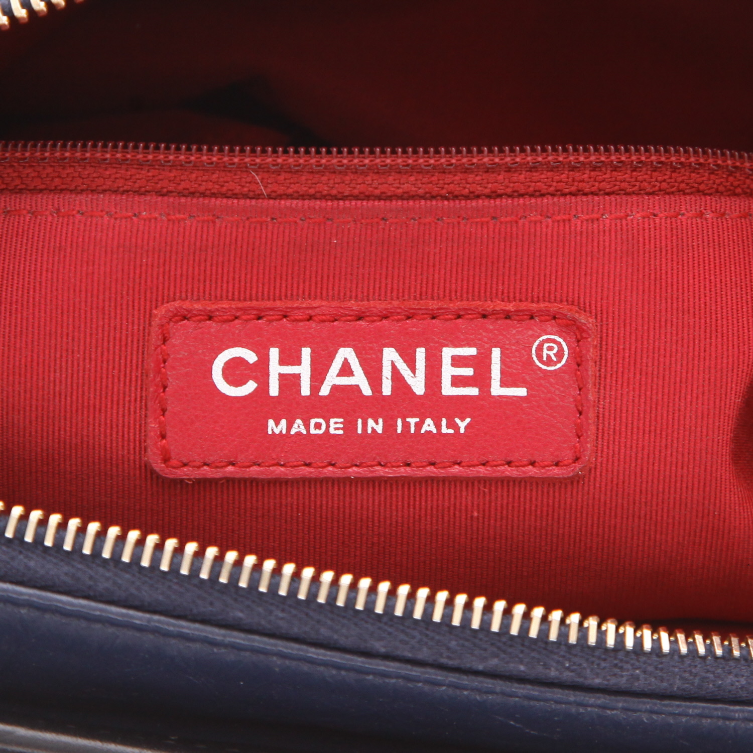 Bolso bandolera Chanel  Gabrielle  modelo mediano  en cuero acolchado azul marino y negro - Detail D2