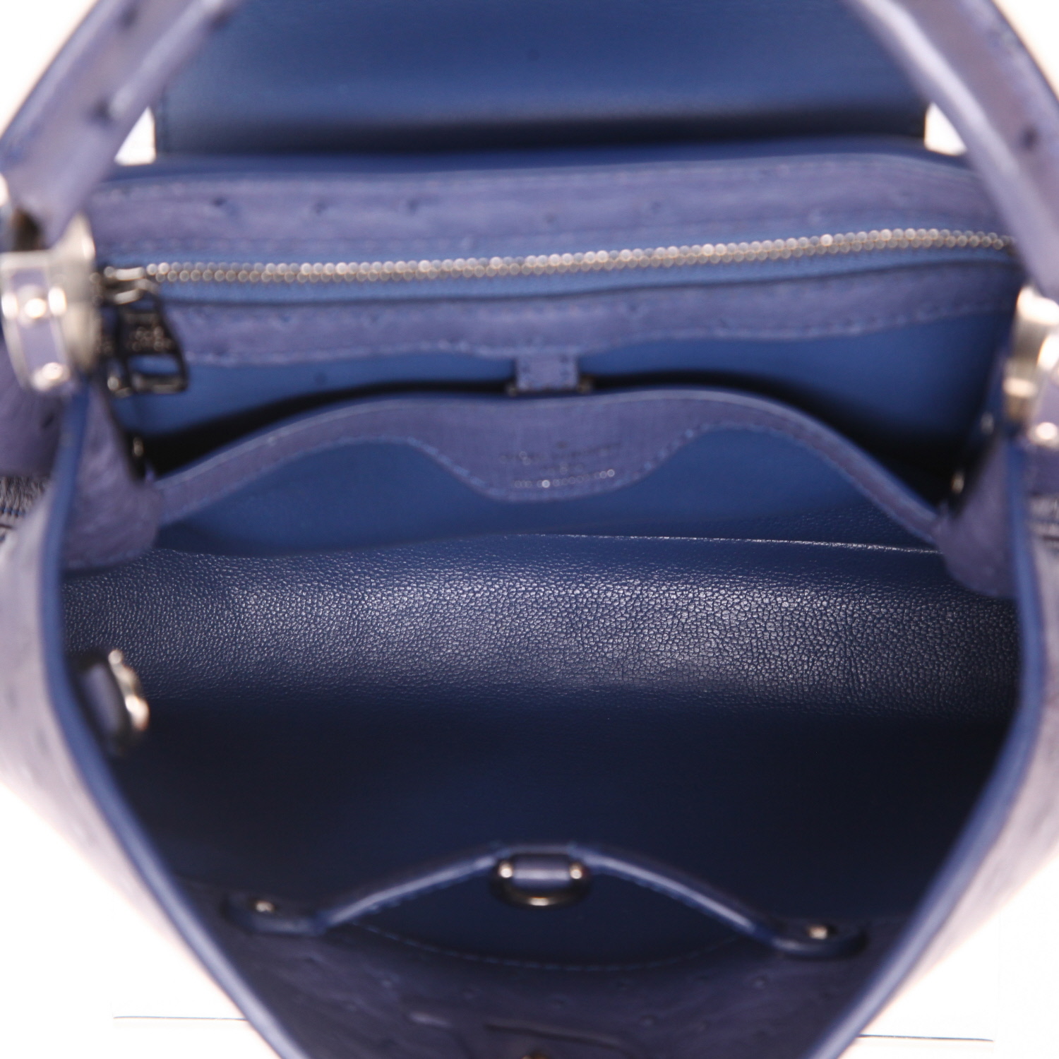 Louis Vuitton  Capucines handbag  in blue ostrich leather - Detail D3