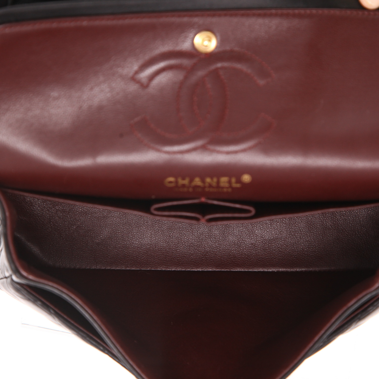 Bolso de mano Chanel  Timeless Petit en cuero acolchado negro - Detail D3