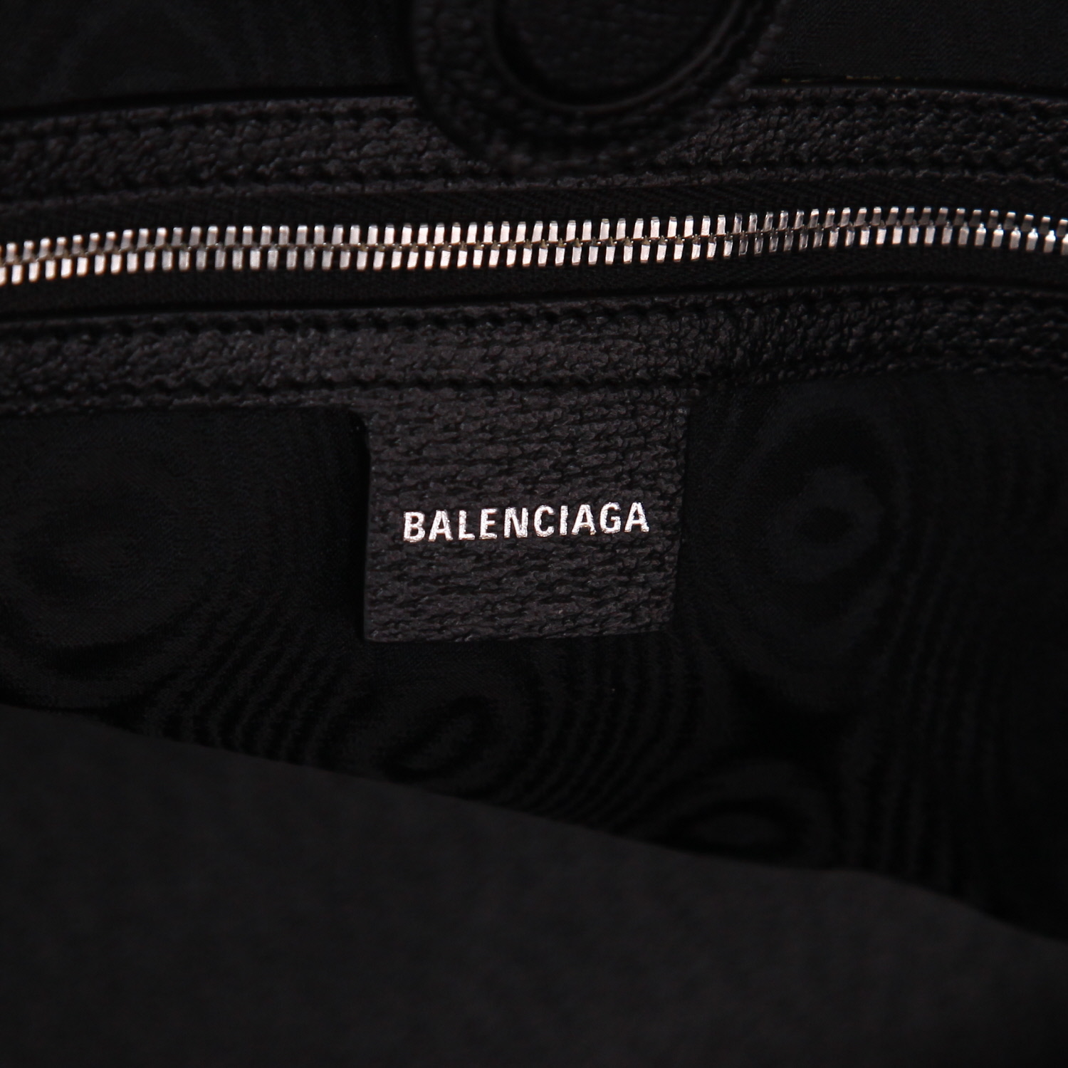 Sac de week end Balenciaga   en toile siglée grise et cuir gris - Detail D2