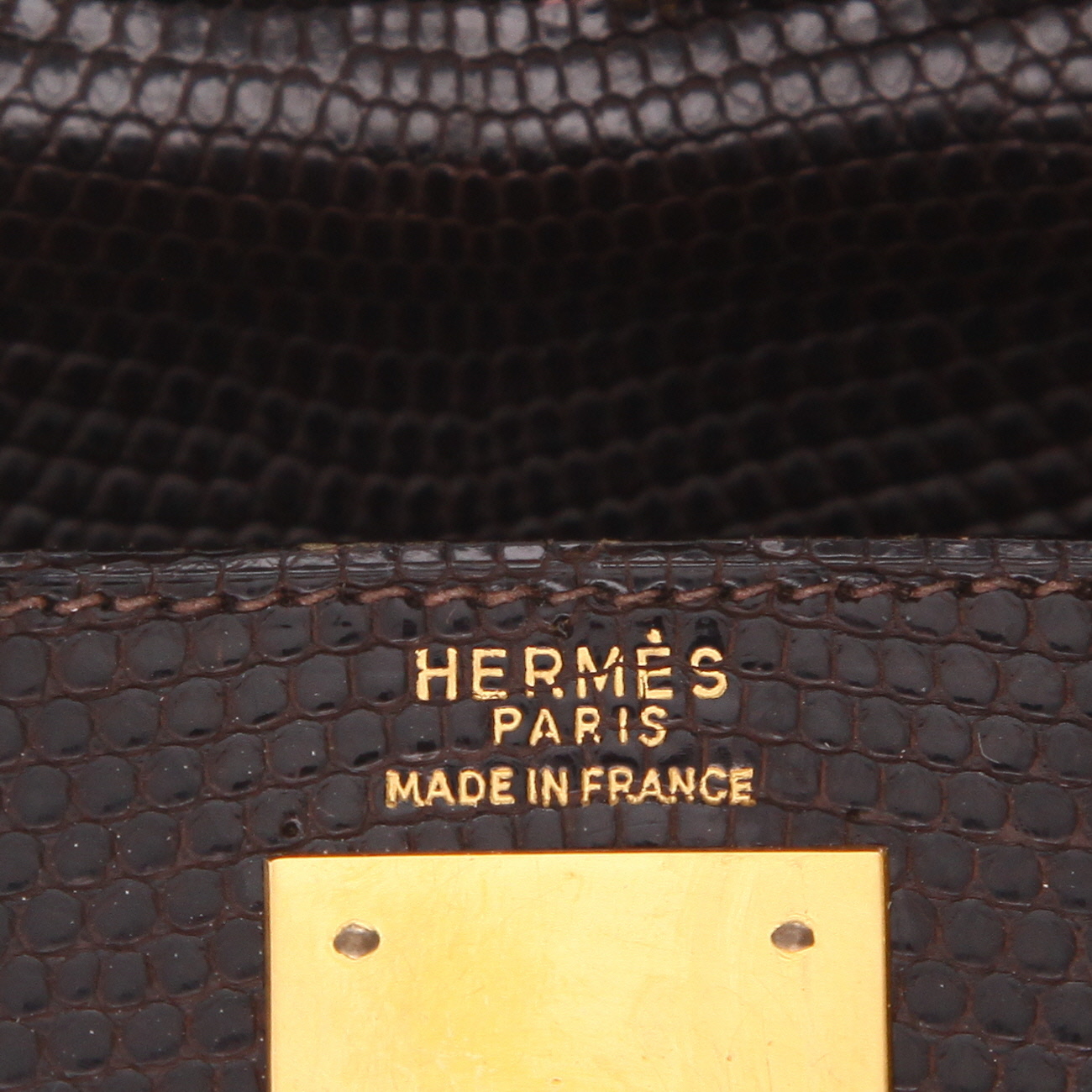 Bolso de mano Hermès  Kelly 28 cm en piel de lagarto marrón chocolate - Detail D2