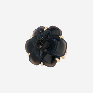 Bague Chanel Camelia grand modèle en or jaune et calcédoine
