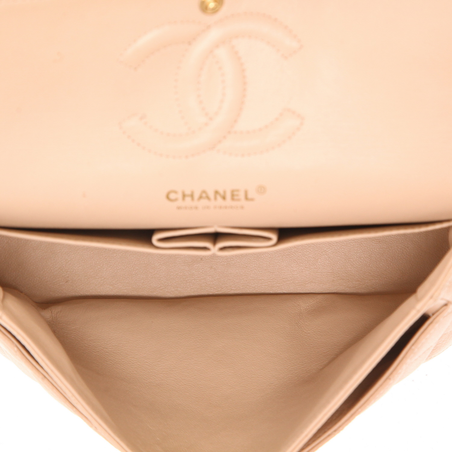 Chanel  Timeless Classic handbag  in beige quilted grained leather - Detail D3