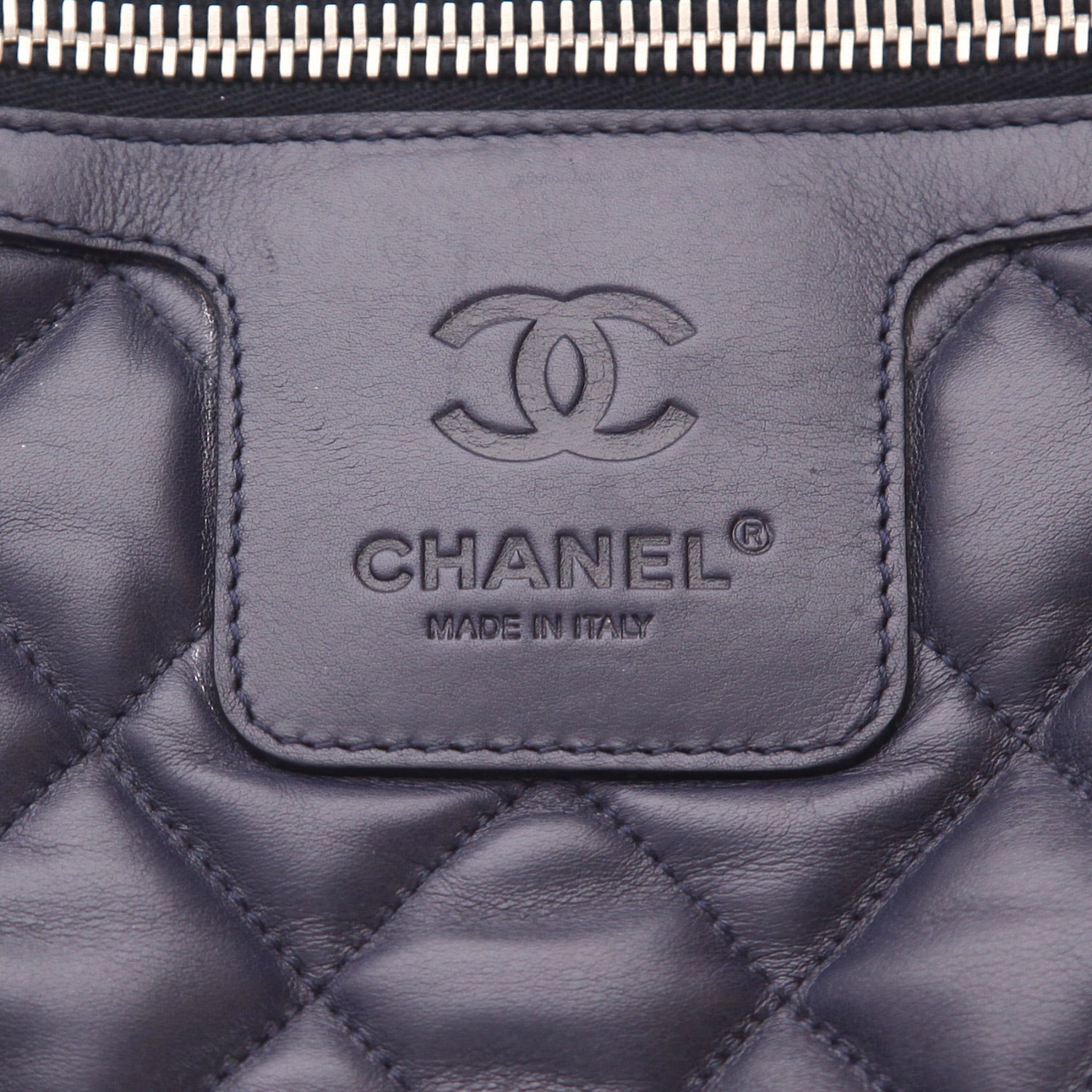 Bolso Cabás Chanel  Coco Cocoon en cuero acolchado azul marino y plateado - Detail D2