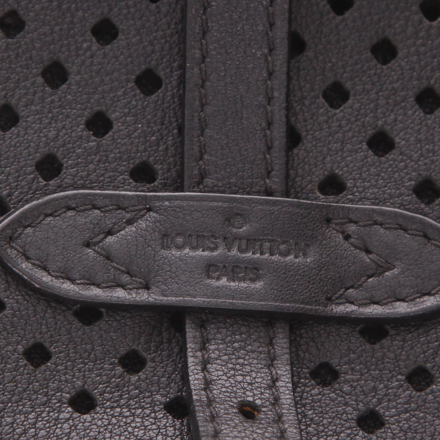 Louis Vuitton  Chantilly messenger bag  in black leather - Detail D2