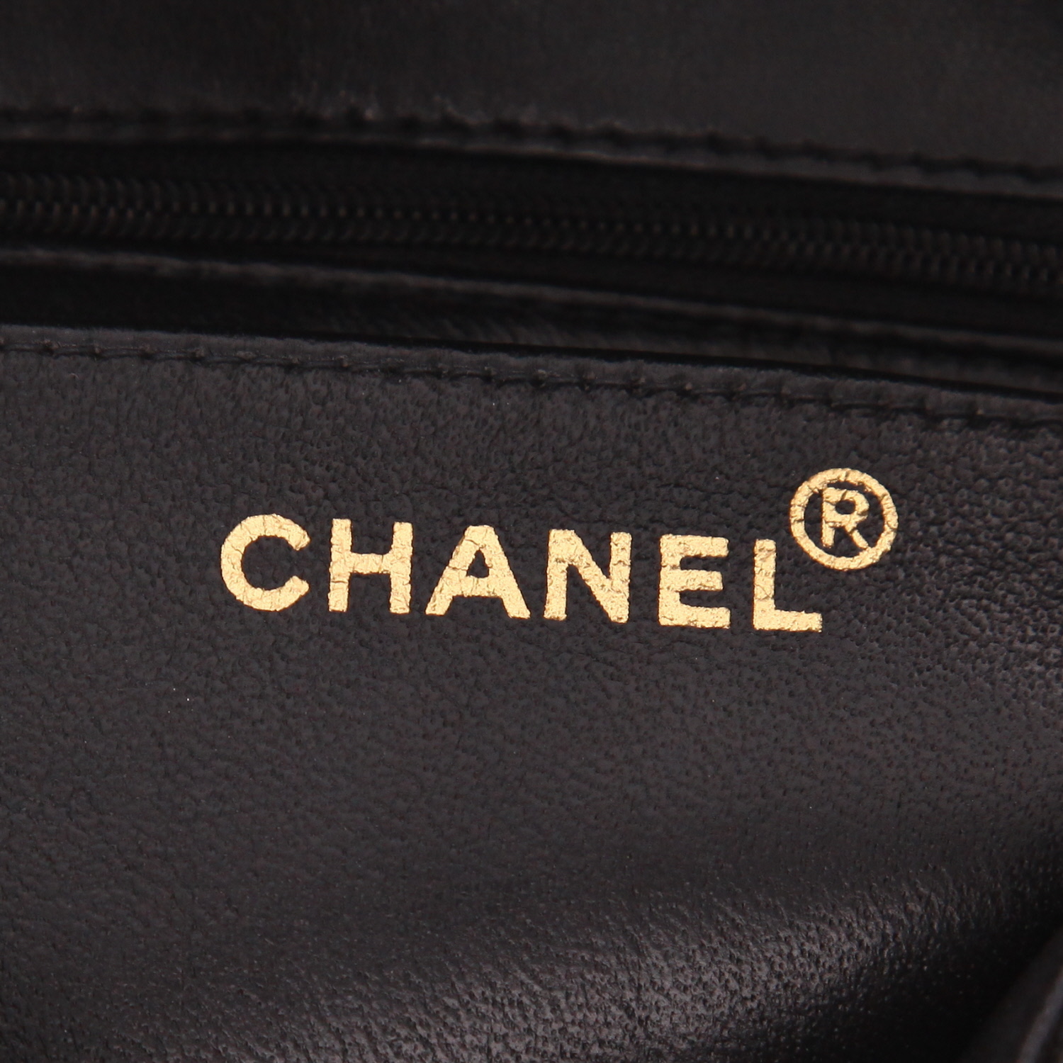 Sac bandoulière Chanel   en cuir matelassé noir - Detail D2