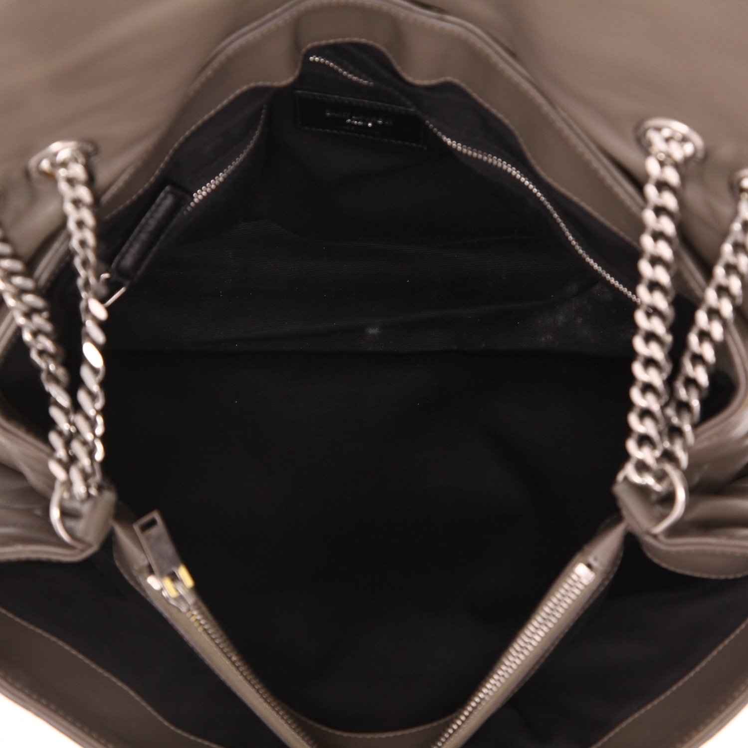 Bolso de mano Saint Laurent  Loulou modelo grande  en cuero acolchado con motivos de espigas gris - Detail D3