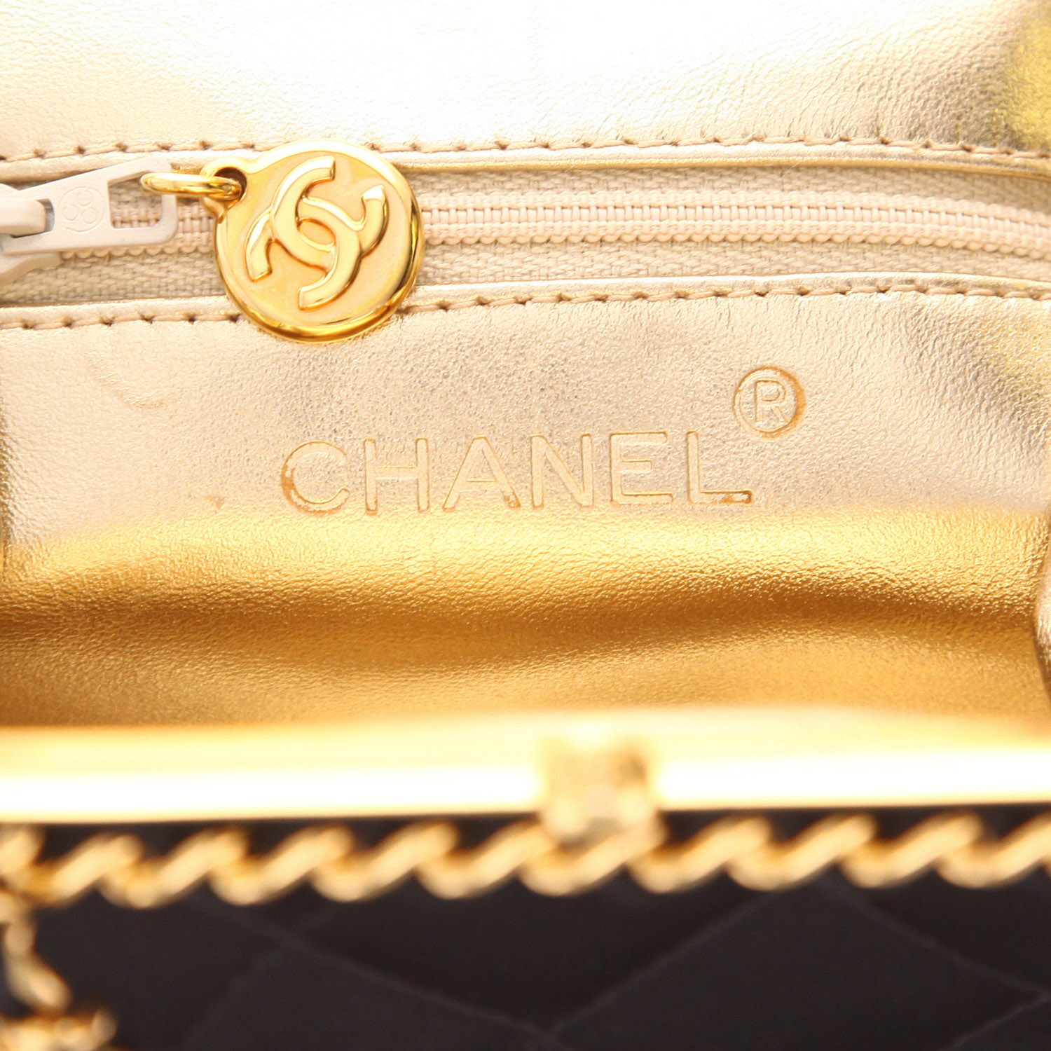 Sac bandoulière Chanel  Vintage en satin noir - Detail D2