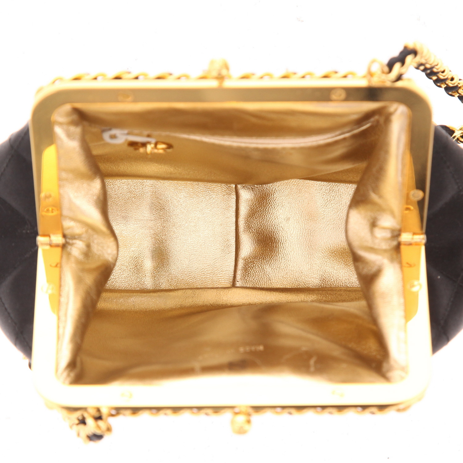 Sac bandoulière Chanel  Vintage en satin noir - Detail D3