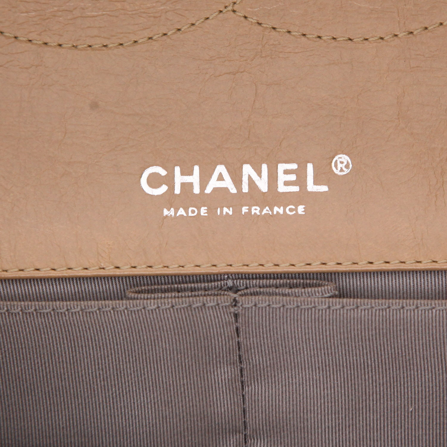 Bolso bandolera Chanel  2.55 en cuero acolchado beige - Detail D2