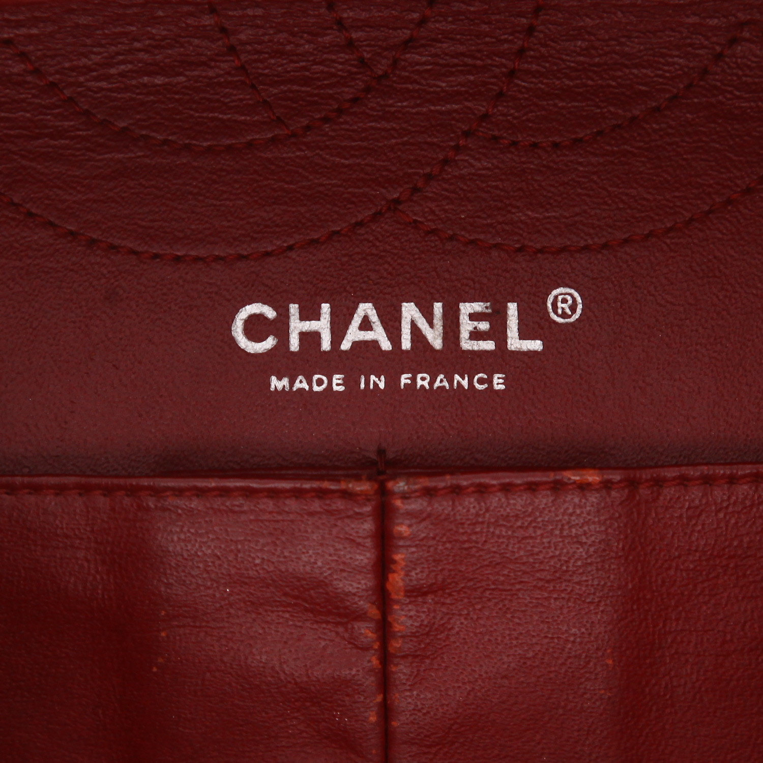Bolso bandolera Chanel  2.55 en charol acolchado rojo - Detail D2