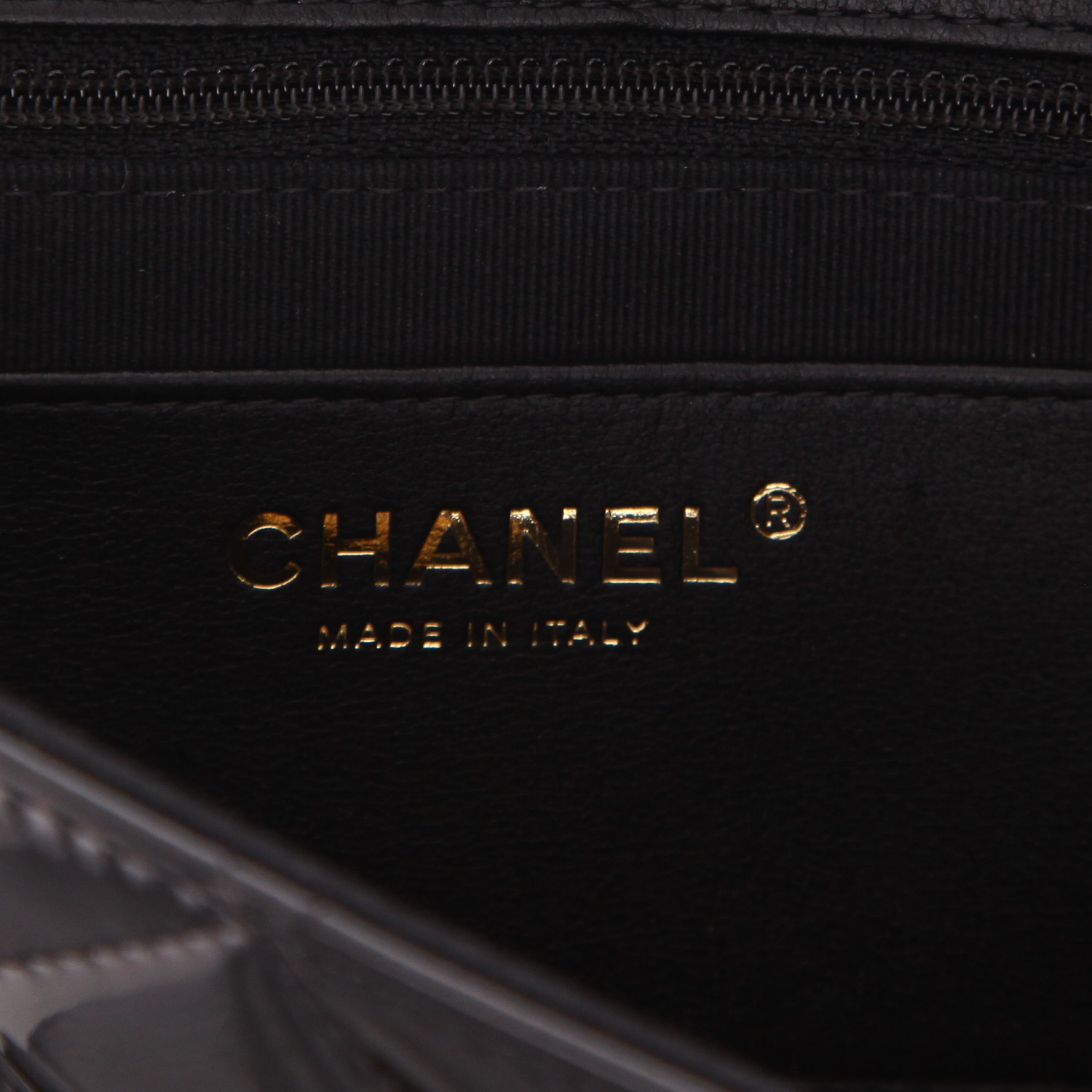Sac à main Chanel  Baguette en cuir verni matelassé noir - Detail D2