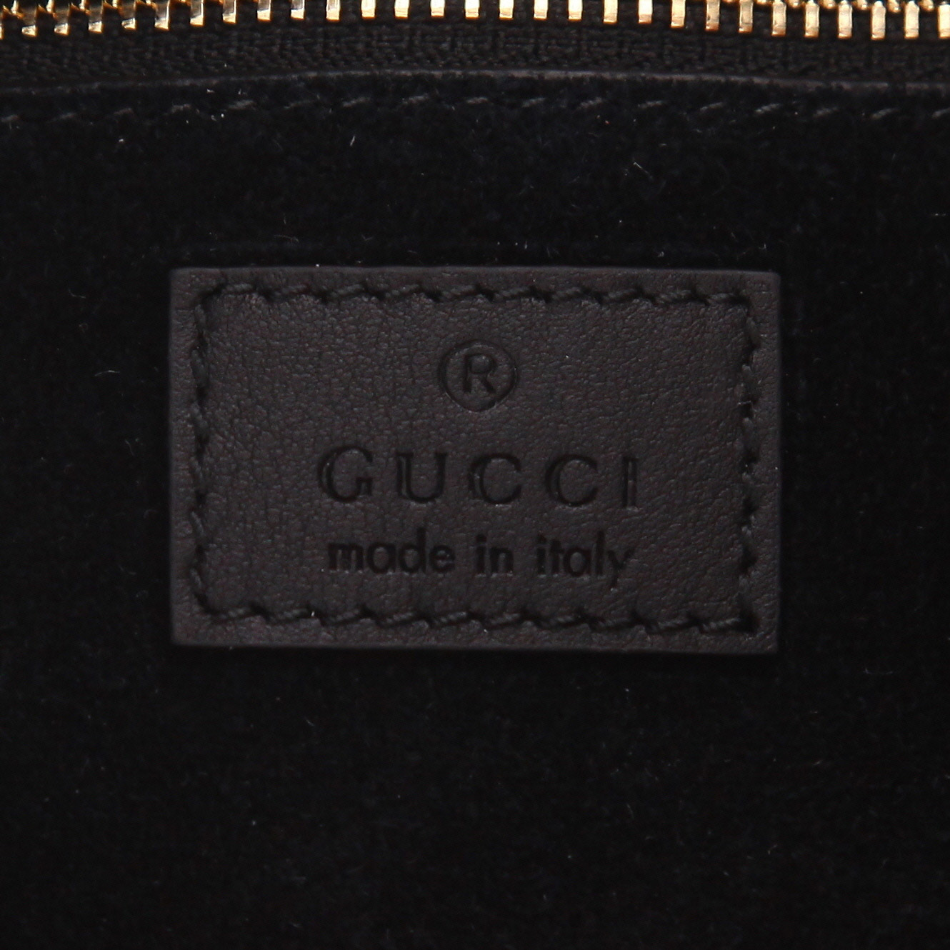 Bolso de mano Gucci  GG Emblem modelo mediano  en cuero negro - Detail D2