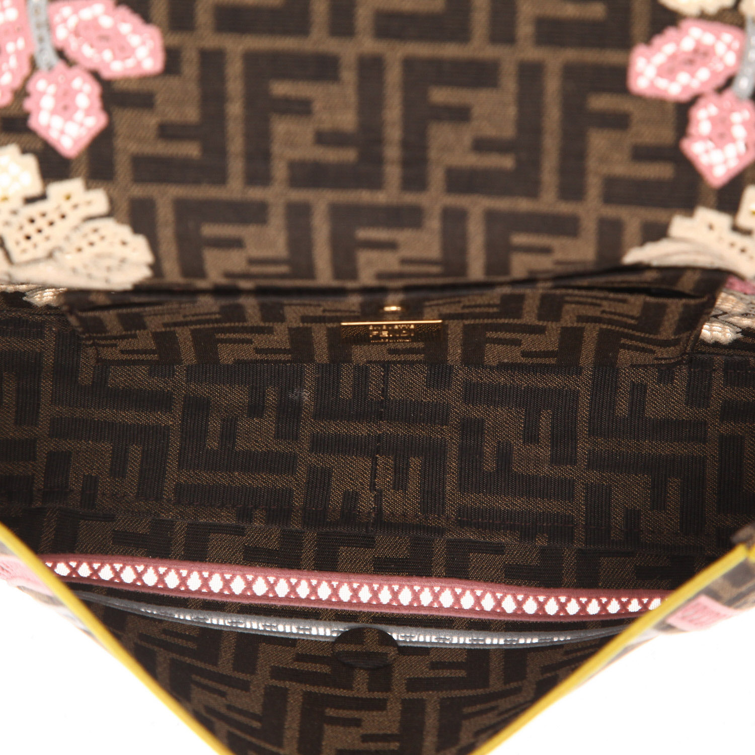 Bolso de mano Fendi  Baguette en lona monogram marrón y amarilla - Detail D3