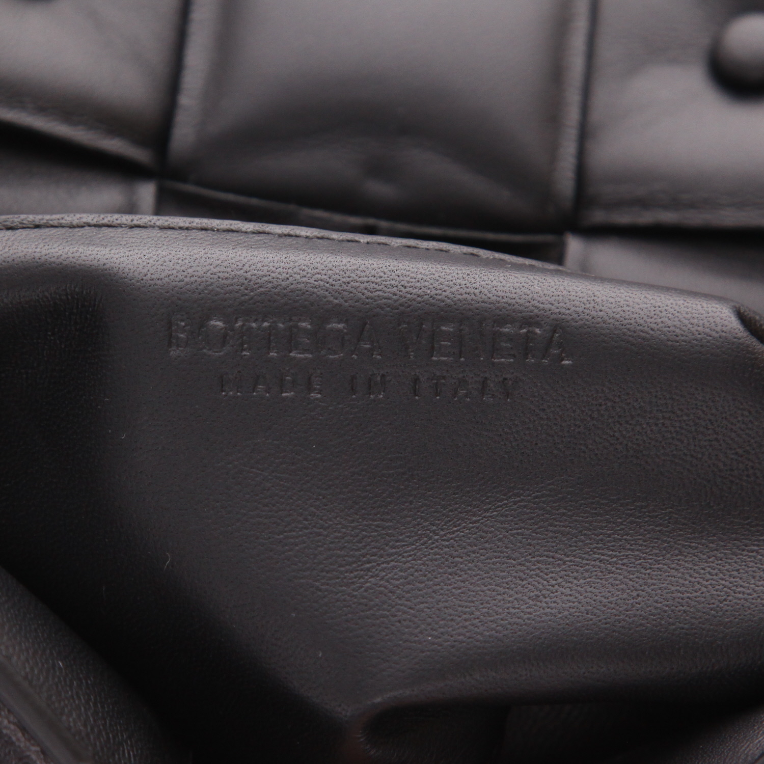 Bottega Veneta  Cassette shoulder bag  in black intrecciato leather - Detail D2