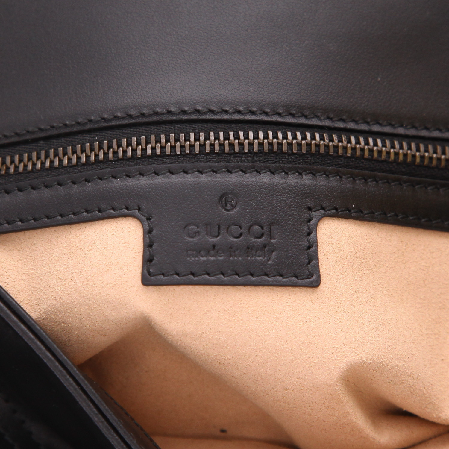 Bolso bandolera Gucci  GG Marmont en cuero acolchado negro - Detail D2