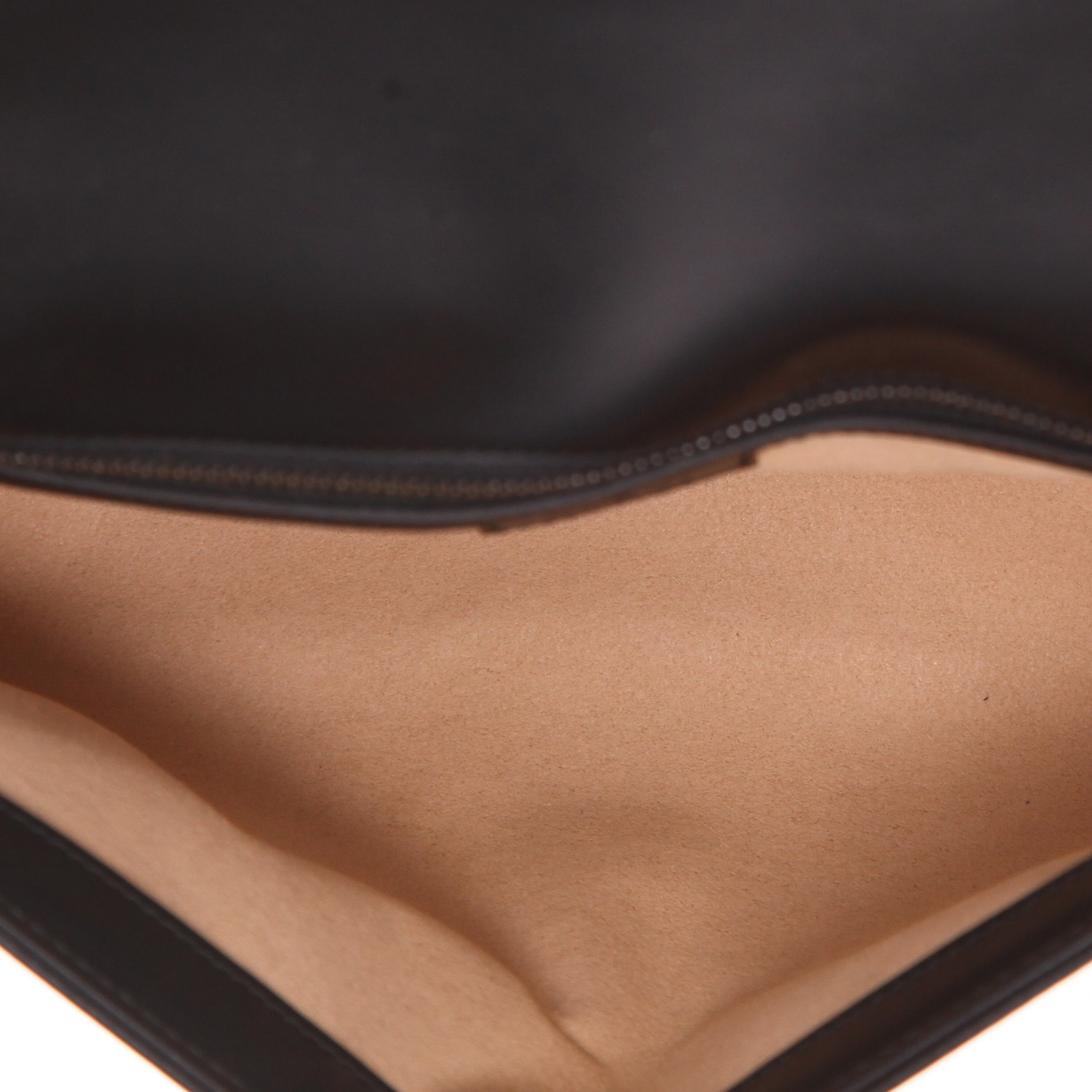 Bolso bandolera Gucci  GG Marmont en cuero acolchado negro - Detail D3