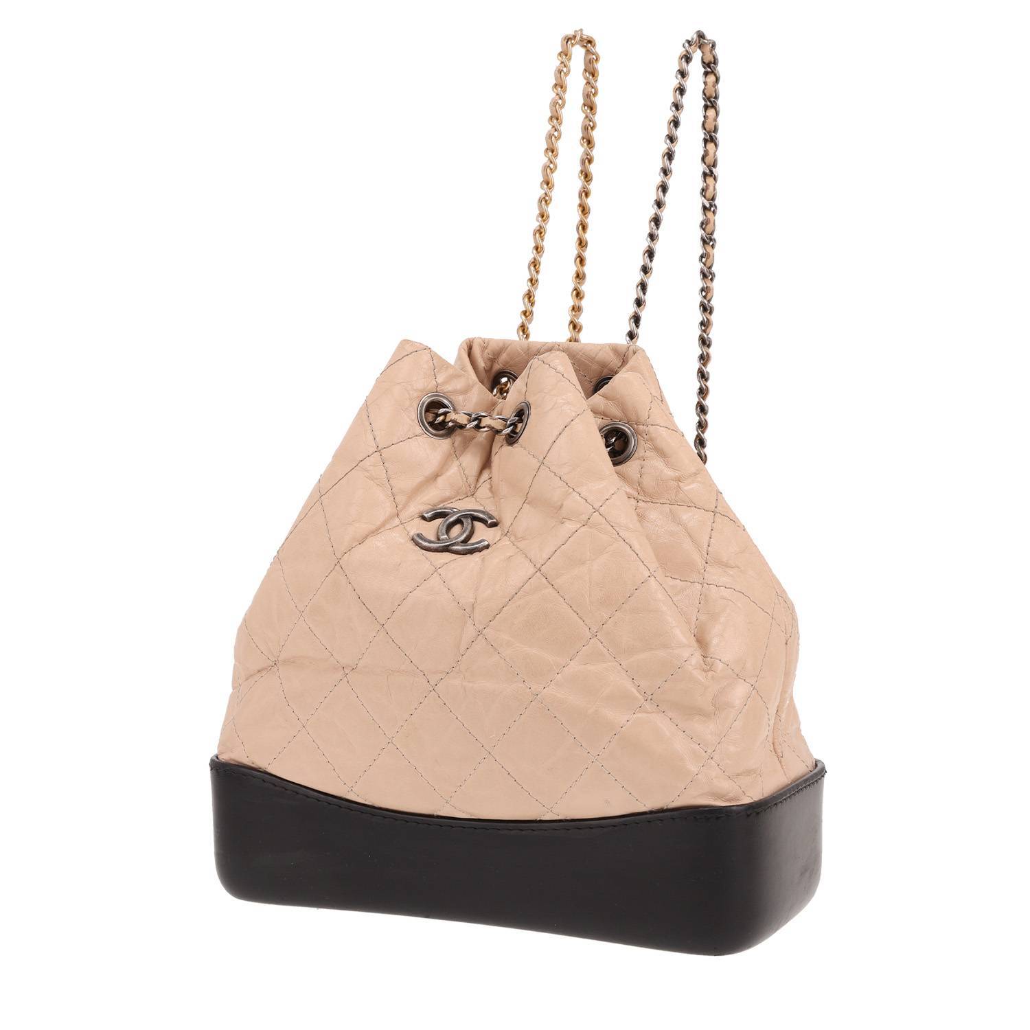 Sac à dos Chanel Gabrielle en cuir matelassé beige et cuir noir