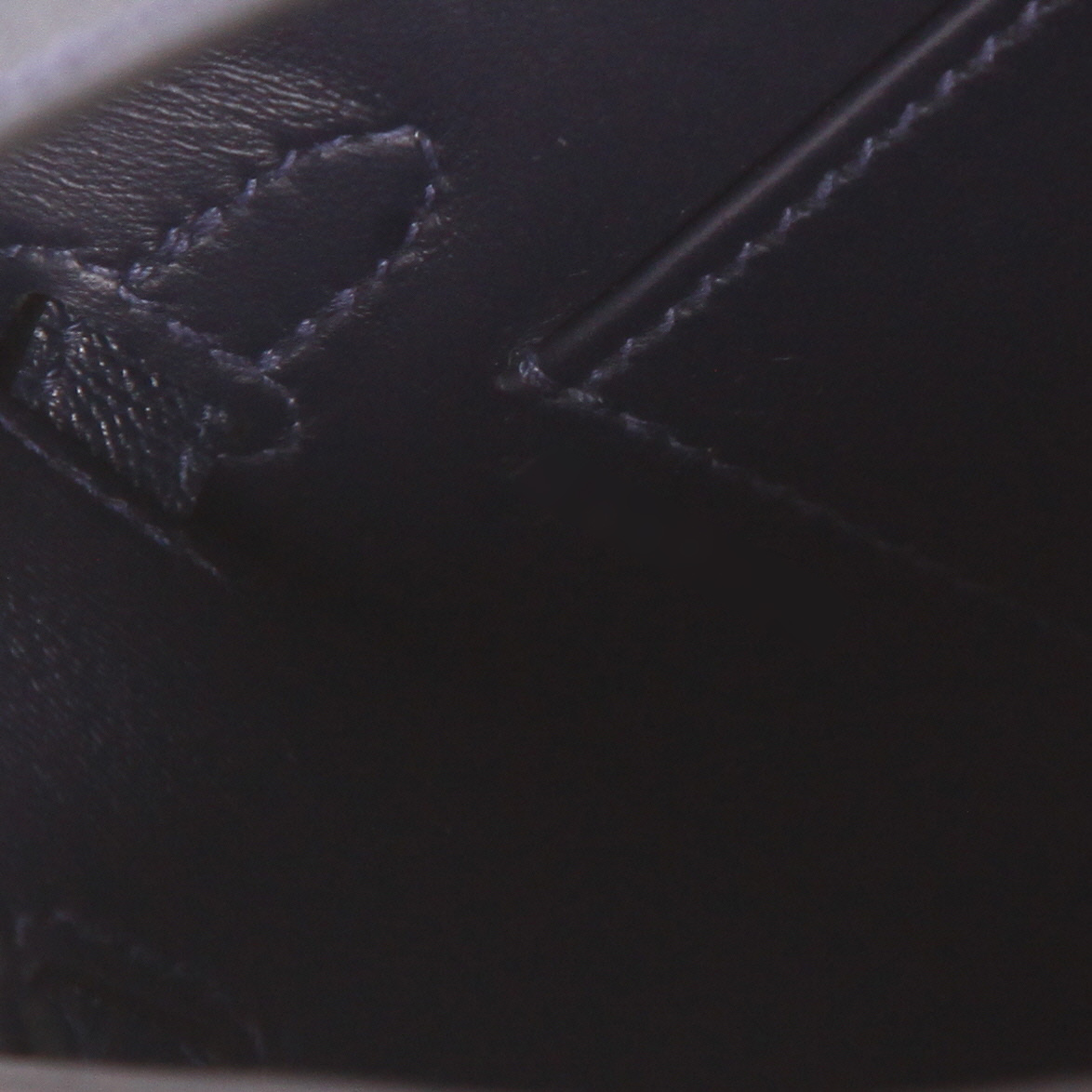 Hermès  Kelly 20 cm handbag  in dark blue Veau Madame - Detail D4