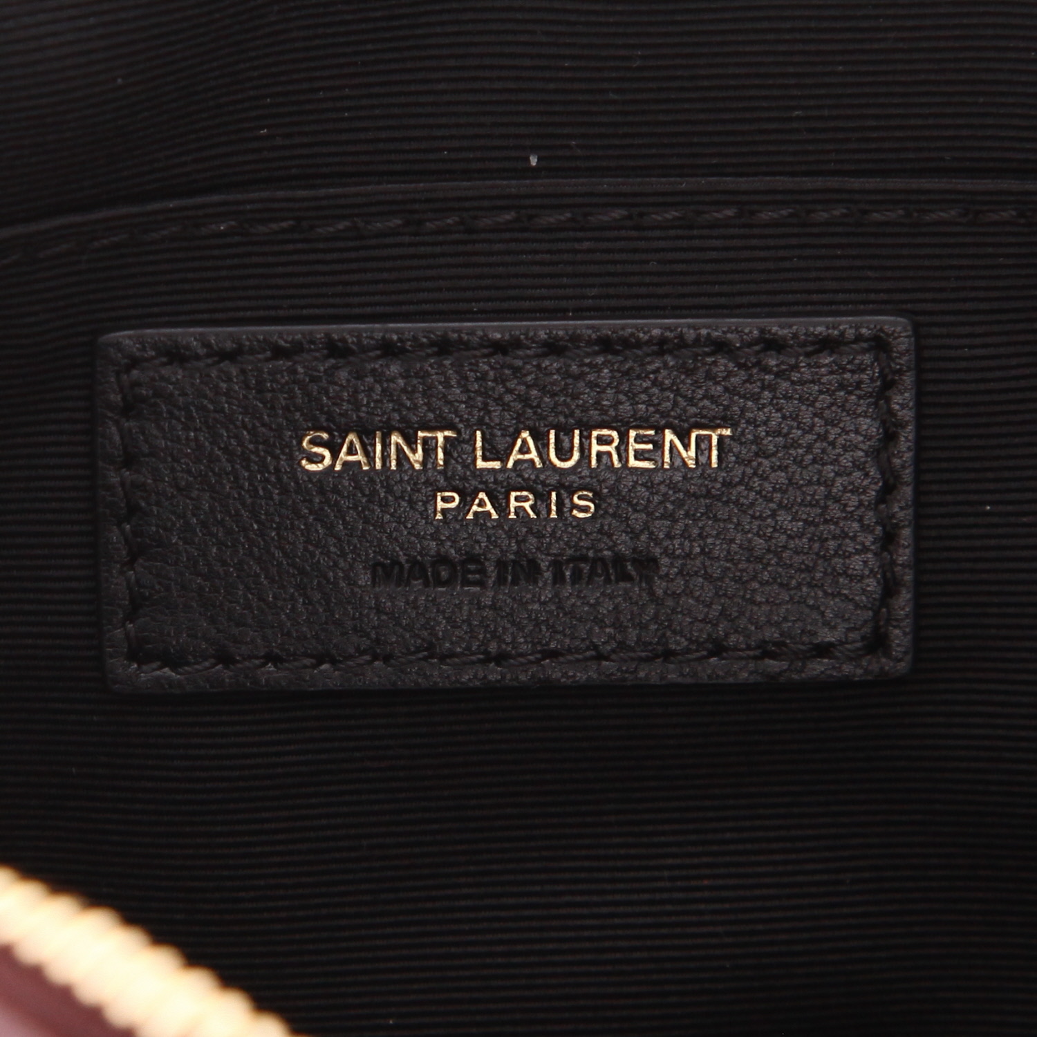 Bolso bandolera Saint Laurent  Lou Sac Caméra en cuero acolchado con motivos de espigas color burdeos - Detail D2