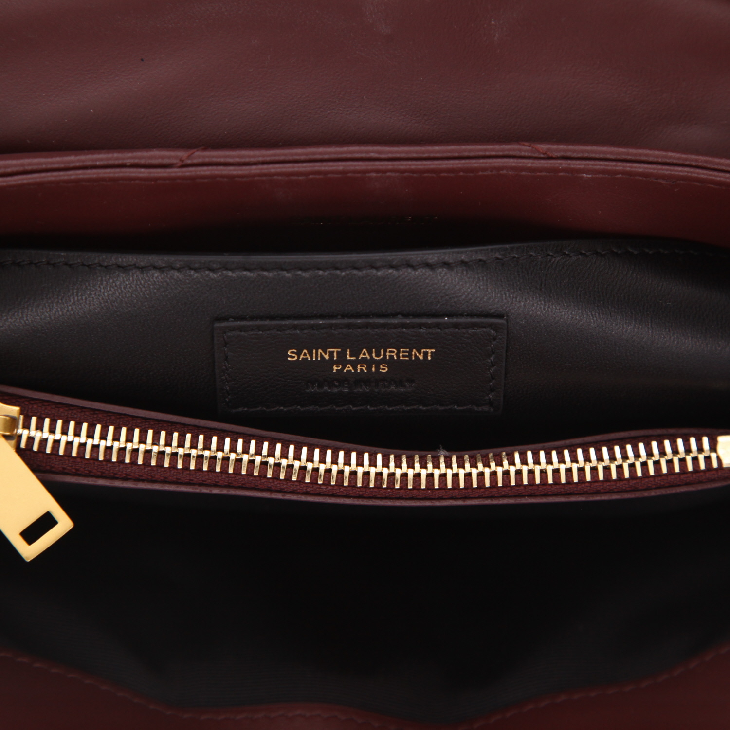 Bolso bandolera Saint Laurent  Loulou modelo pequeño  en cuero acolchado con motivos de espigas color burdeos - Detail D2