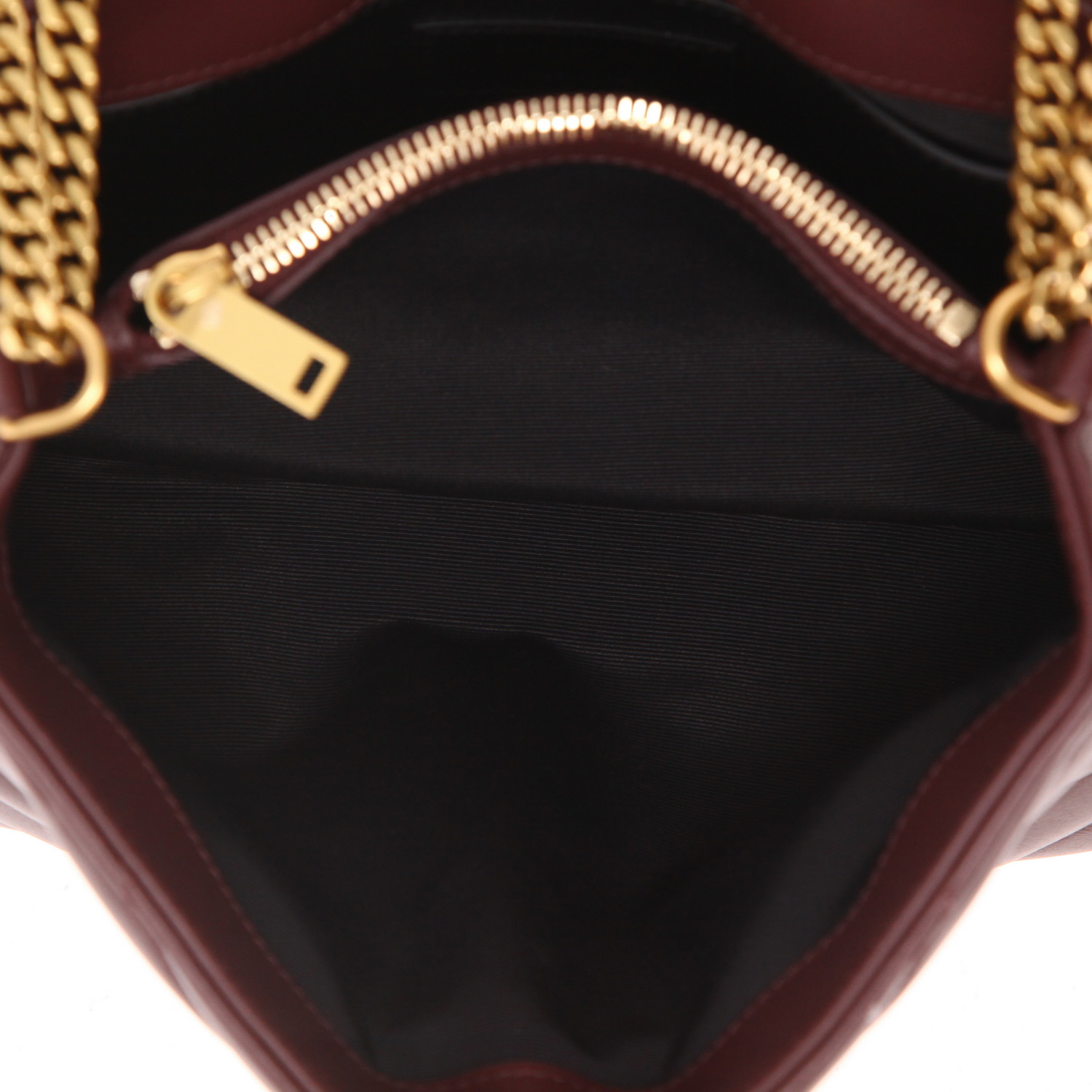 Bolso bandolera Saint Laurent  Loulou modelo pequeño  en cuero acolchado con motivos de espigas color burdeos - Detail D4