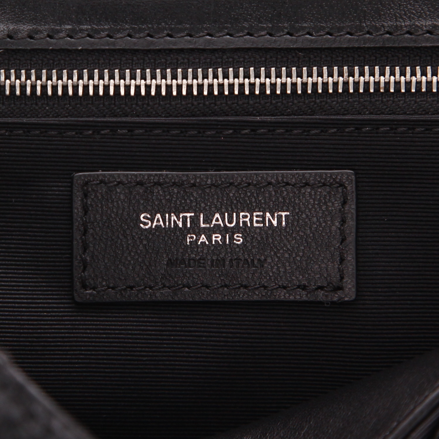 Sac bandoulière Saint Laurent  Niki moyen modèle  en cuir noir - Detail D2