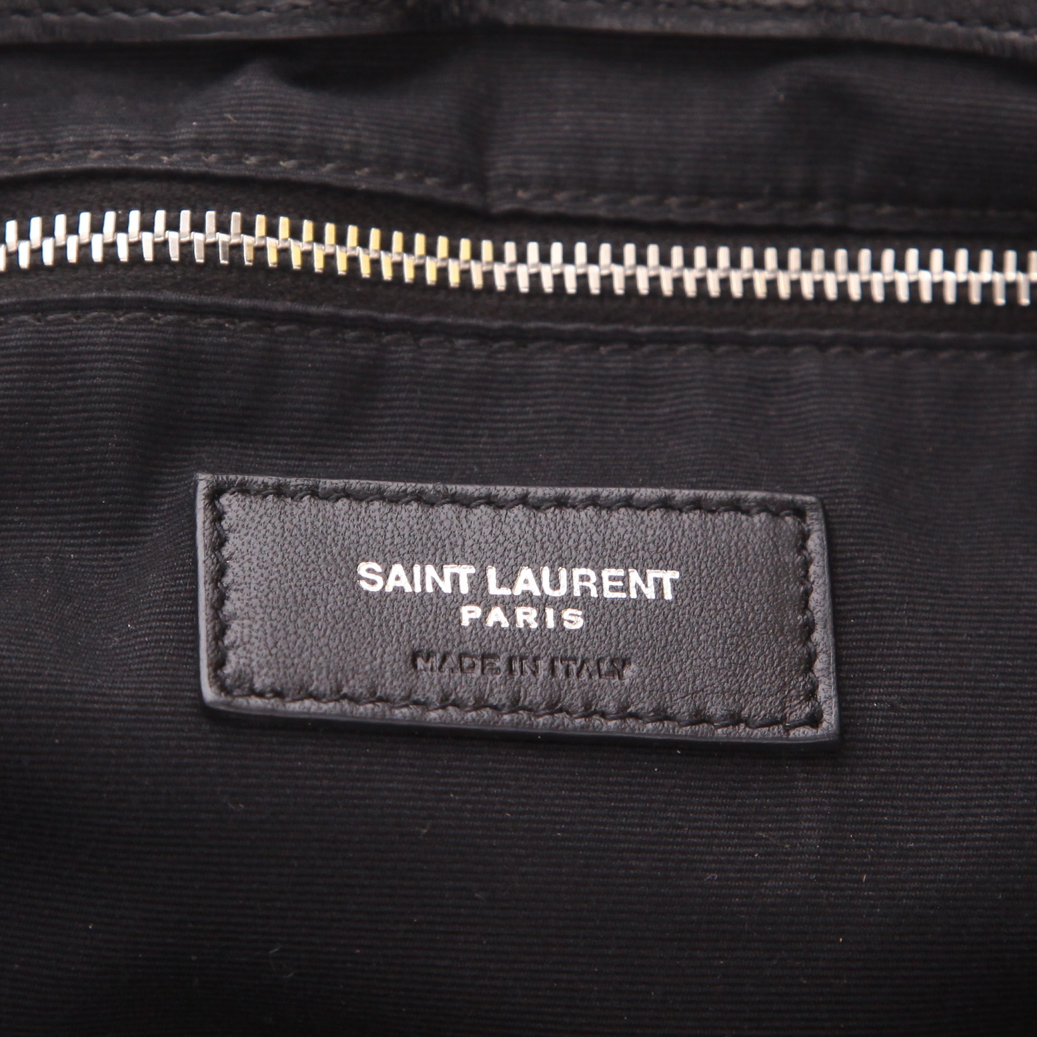 Bolso para llevar al hombro Saint Laurent  Loulou talla XL  en cuero acolchado negro - Detail D2