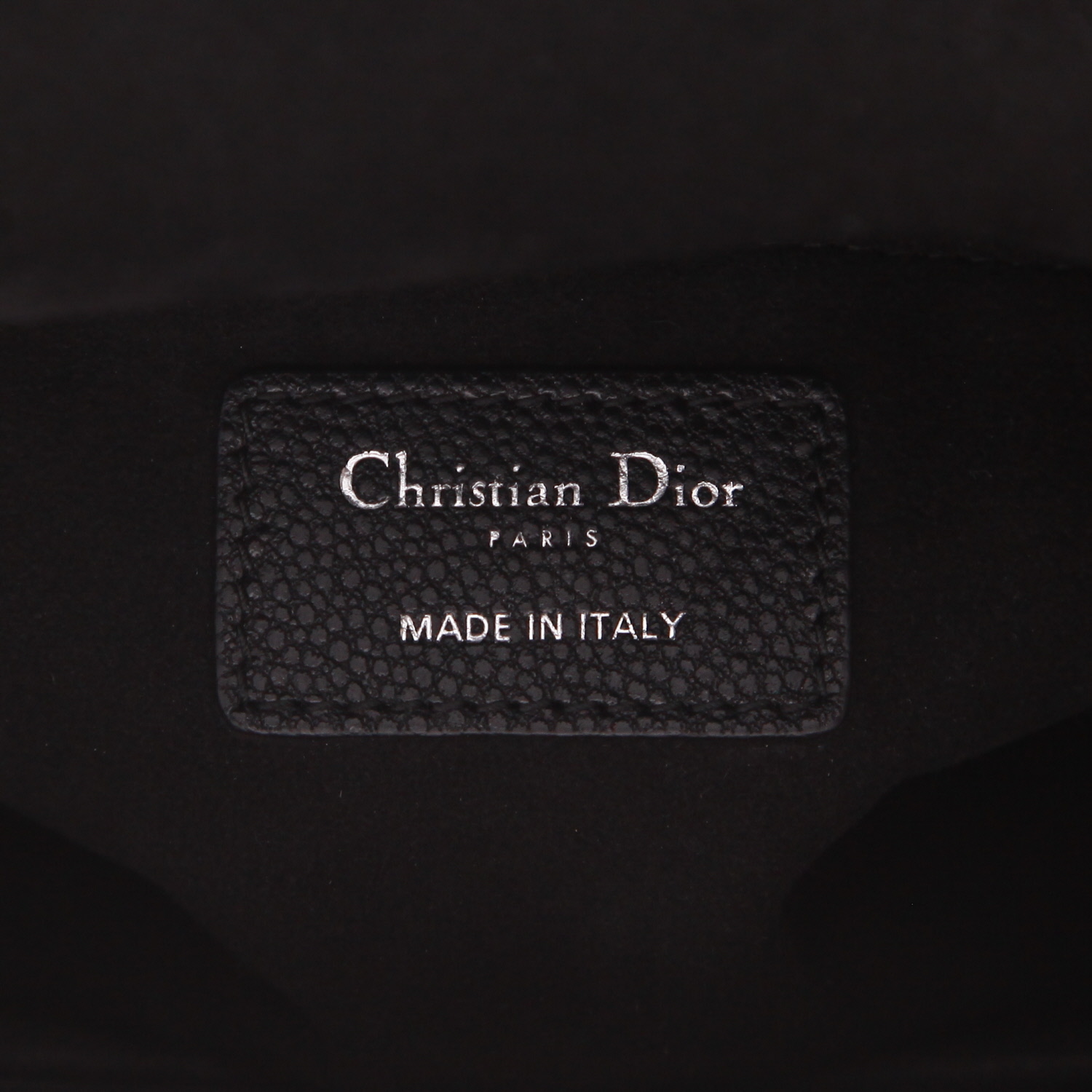 Sac à main Dior  Lady Dior en cuir grainé noir - Detail D2