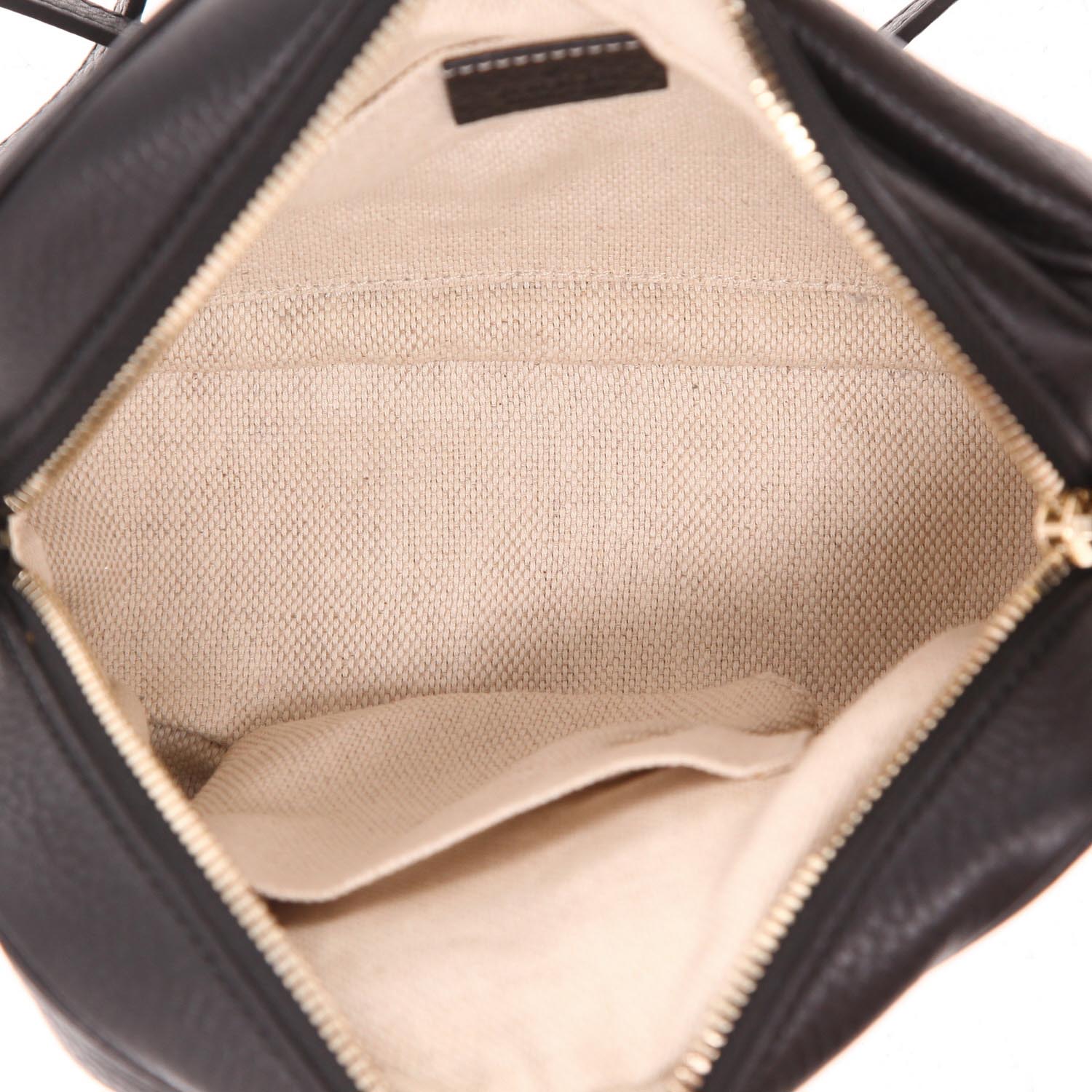 Bolso bandolera Gucci  Soho Disco en cuero granulado negro - Detail D3