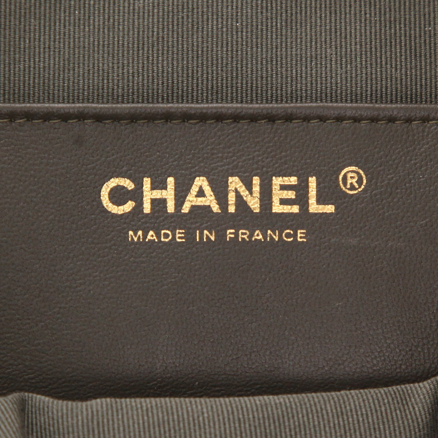 Bolso bandolera Chanel  Sac à rabat en cuero granulado acolchado caqui - Detail D2