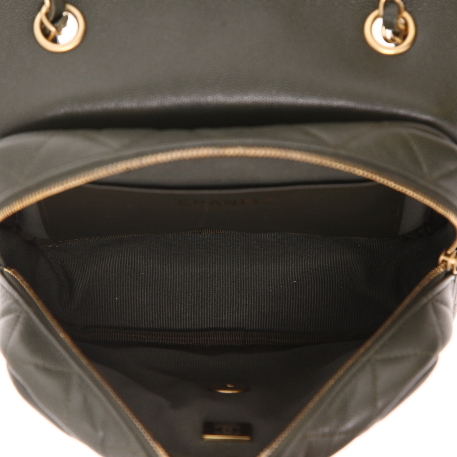 Sac bandoulière Chanel  Sac à rabat en cuir grainé matelassé vert-kaki - Detail D3