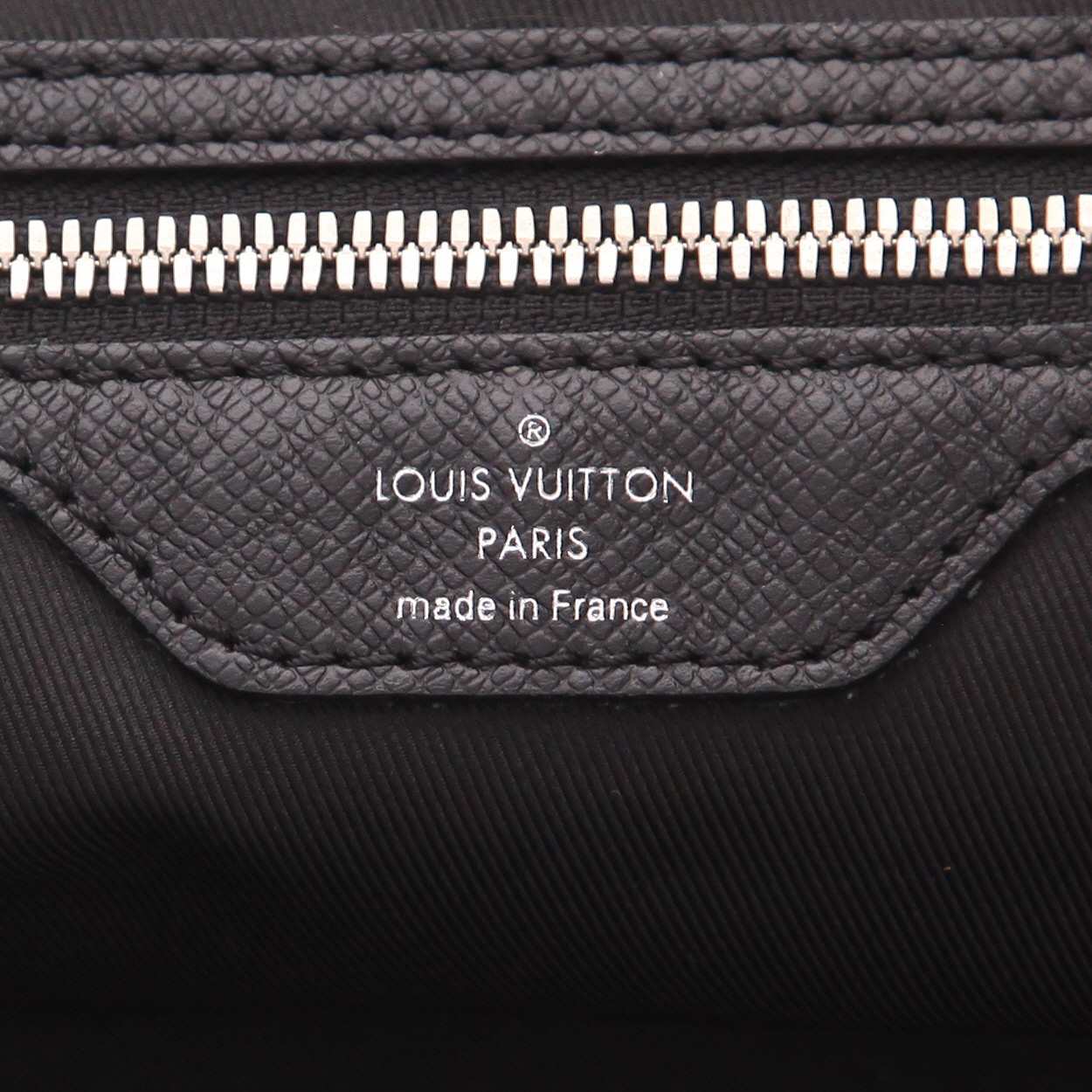Sac de voyage Louis Vuitton  Keepall 45 en cuir taiga noir et toile monogram gris Graphite - Detail D2