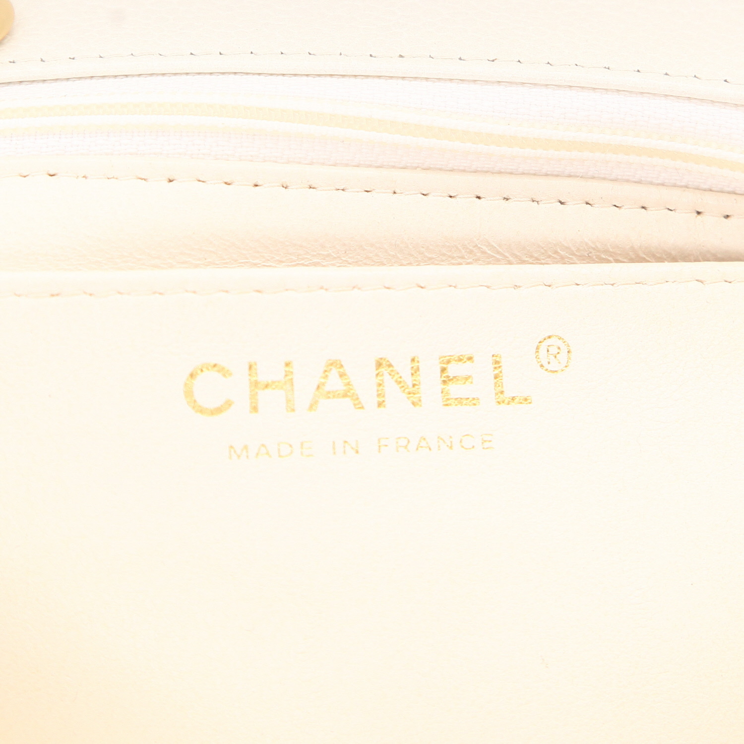 Chanel Timeless Mini shoulder bag in white quilted leather - Detail D2