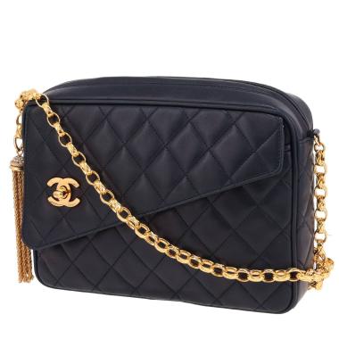 Vintage Chanel shoulder bag in black quilted leather