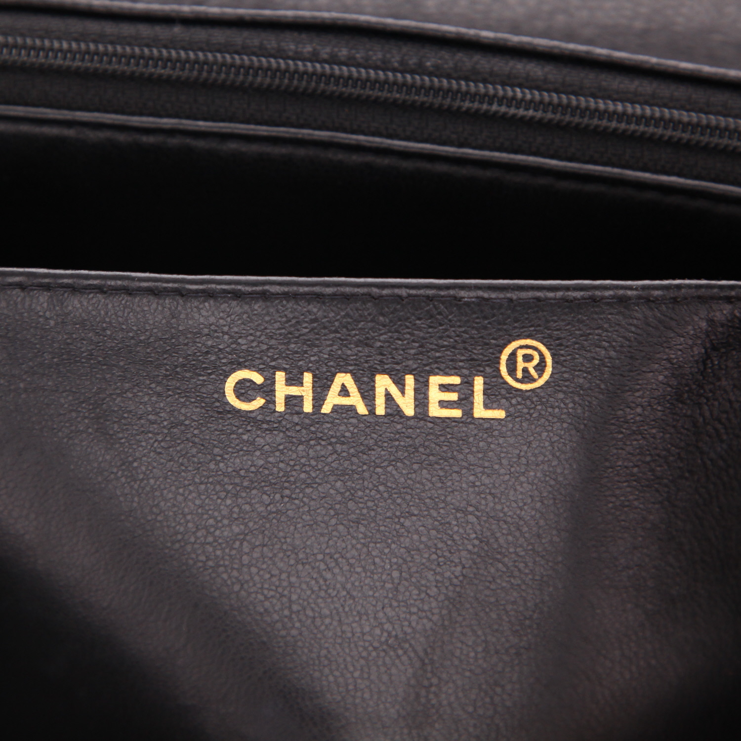 Borsa a tracolla Chanel Timeless Jumbo in pelle martellata nera - Detail D2