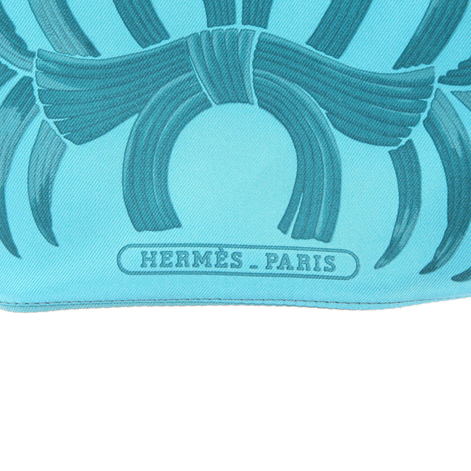 Hermès Silk City shoulder bag in blue silk and Barénia leather - Detail D2