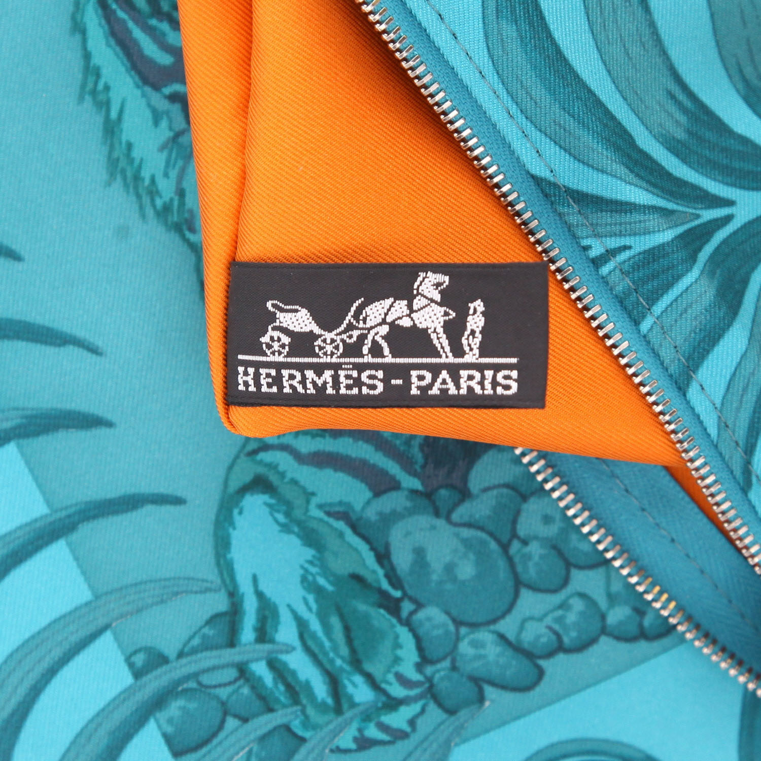 Hermès Silk City shoulder bag in blue silk and Barénia leather - Detail D3