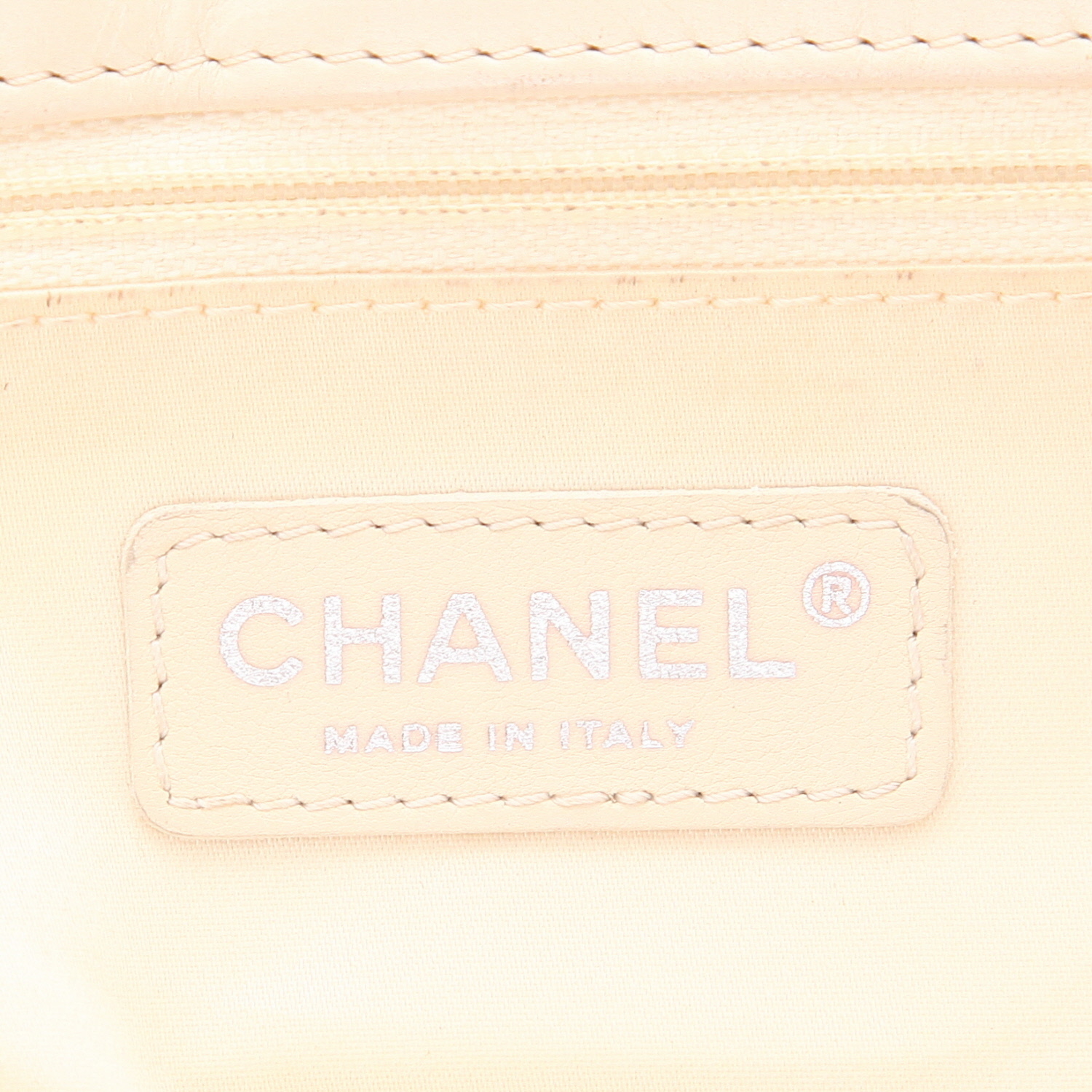 Sac à main Chanel  East West en cuir matelassé beige et jonc noir - Detail D2