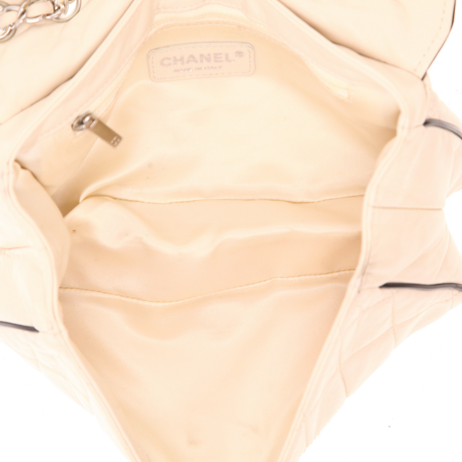 Bolso de mano Chanel  East West en cuero acolchado beige y junco negro - Detail D3