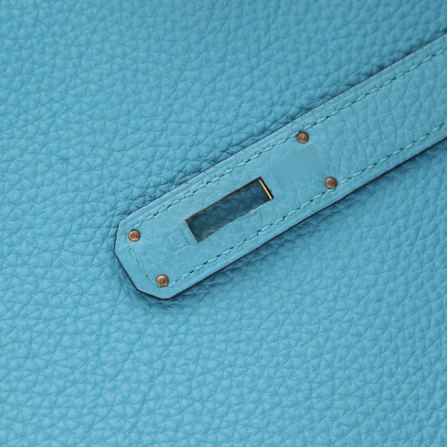 Bolso de mano Hermès  Kelly 28 cm en cuero togo azul - Detail D4