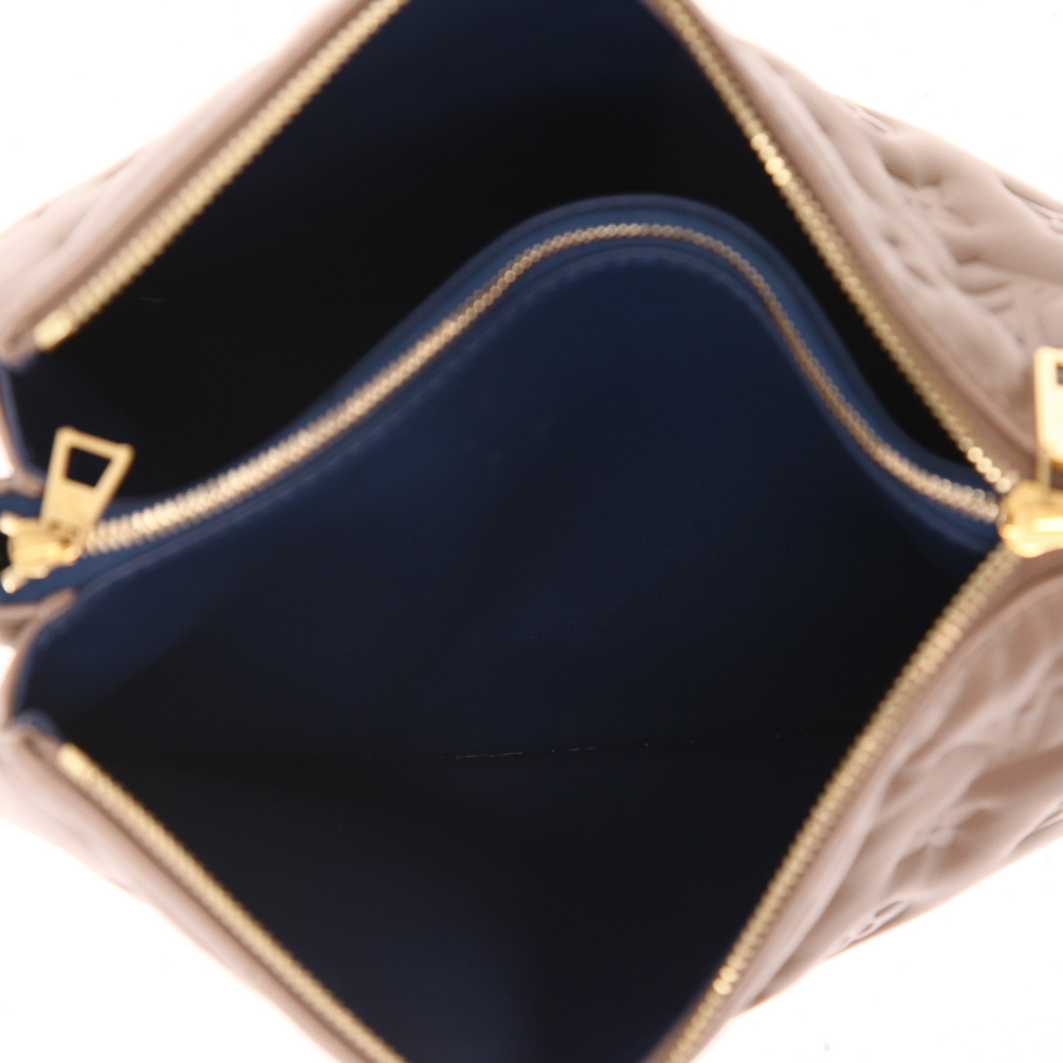 Sac bandoulière Louis Vuitton  Coussin en cuir monogram empreinte beige - Detail D4