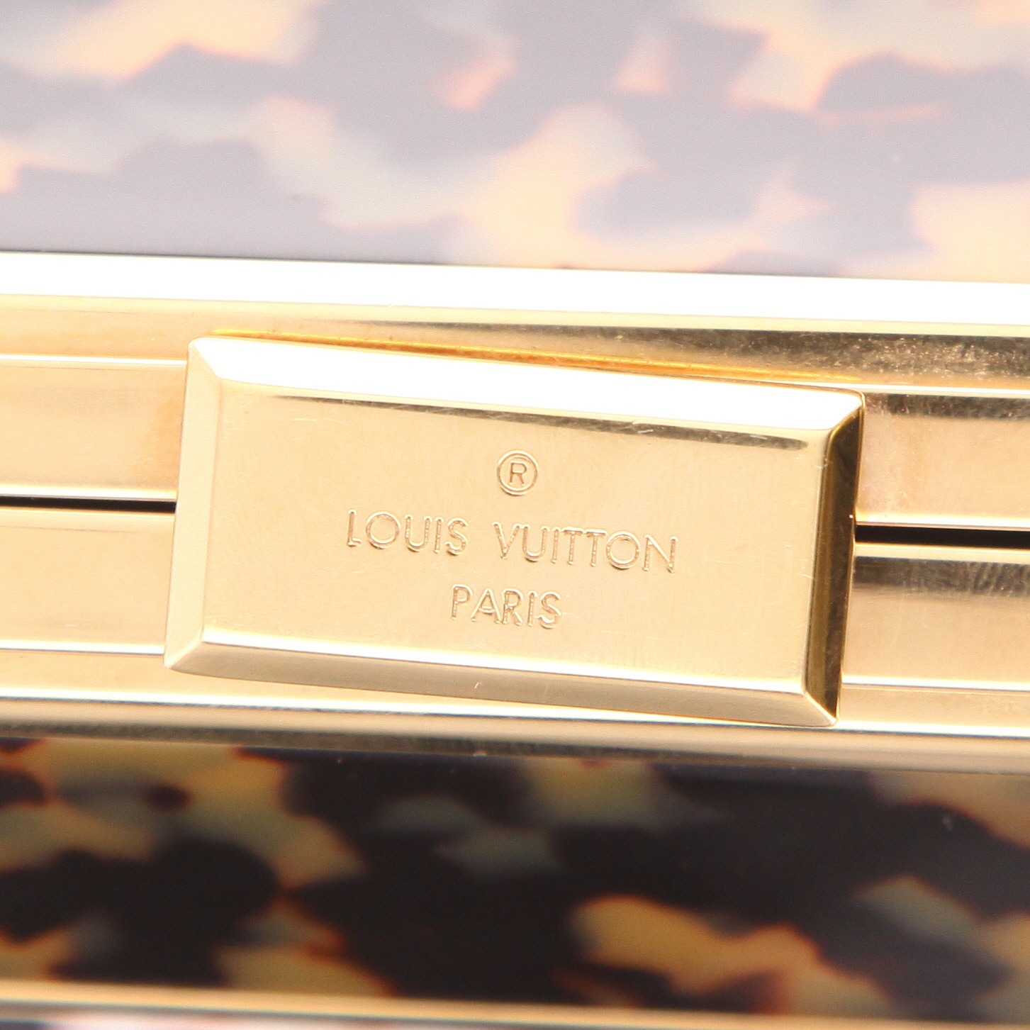 Louis Vuitton clutch bag in gold-tone metal - Detail D2