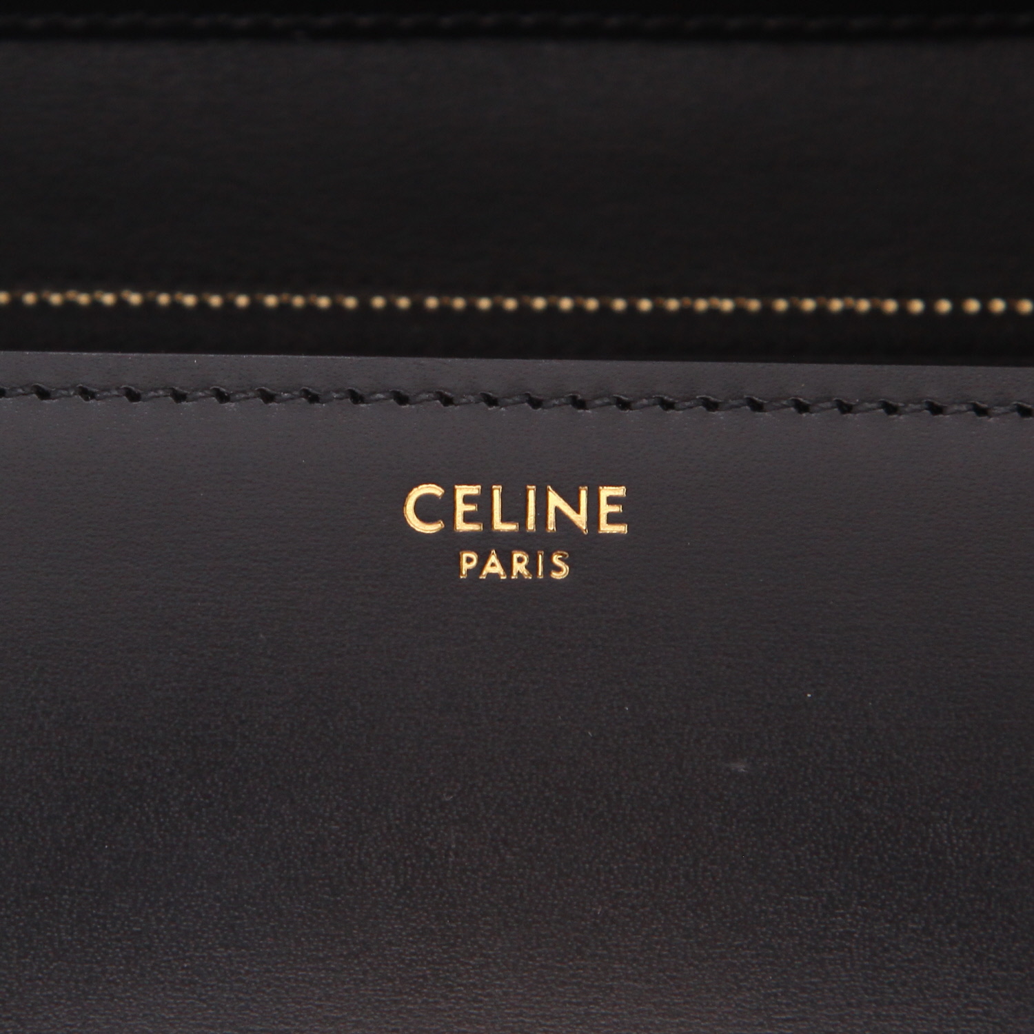 Bolso bandolera Celine  Classic Box en cuero liso negro - Detail D2