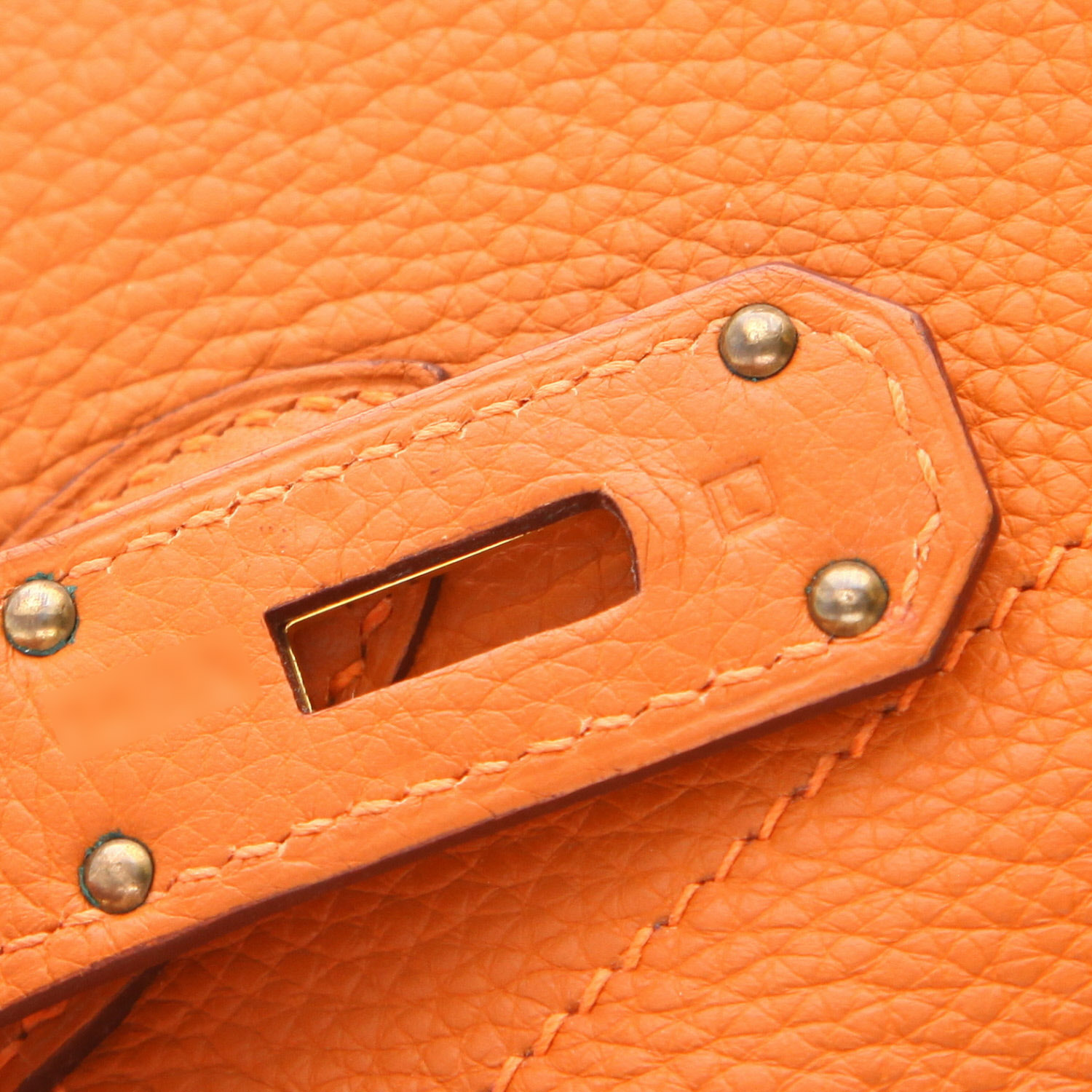 Sac porté épaule ou main Hermès  Birkin Shoulder en cuir taurillon clémence orange - Detail D4